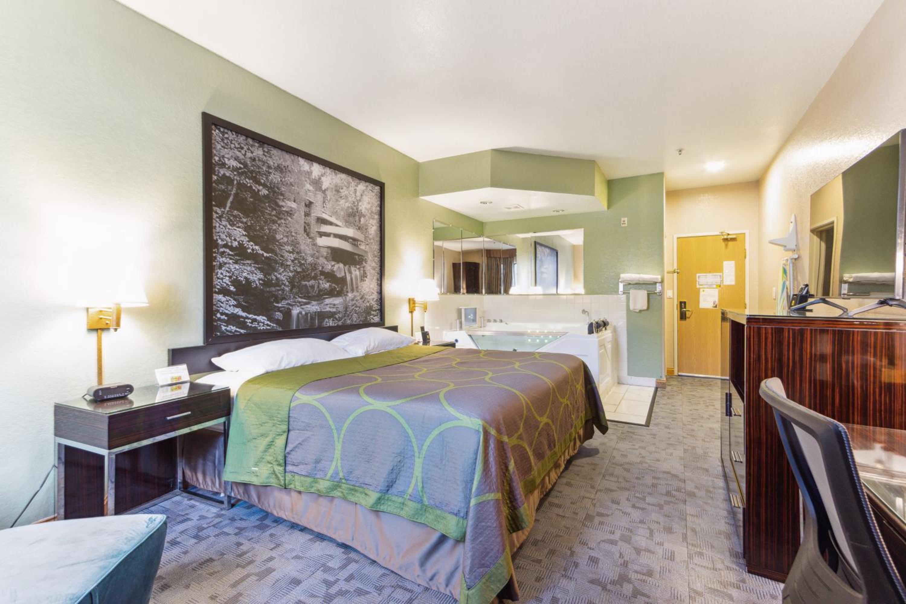 King Suite with Jetted Tub - Non-Smoking - Photo 6