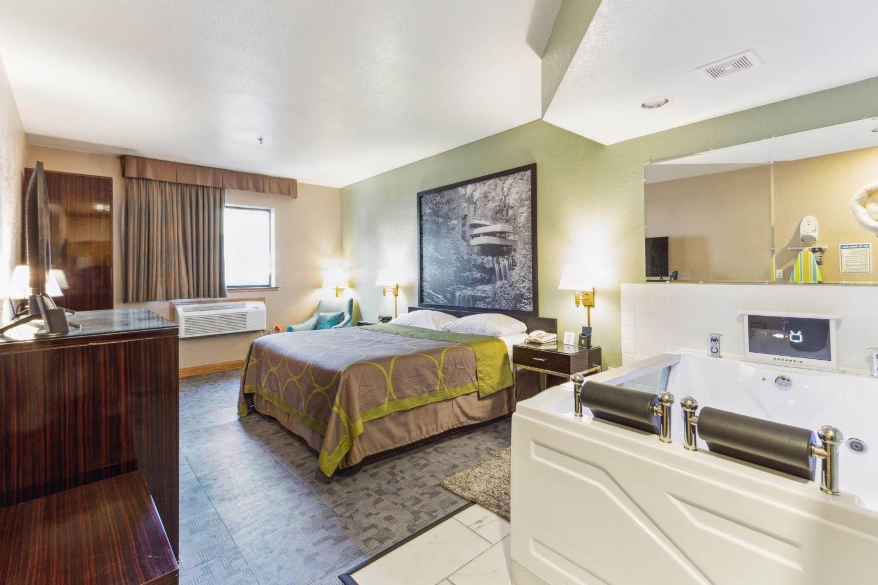 King Suite with Jetted Tub - Non-Smoking - Photo 1