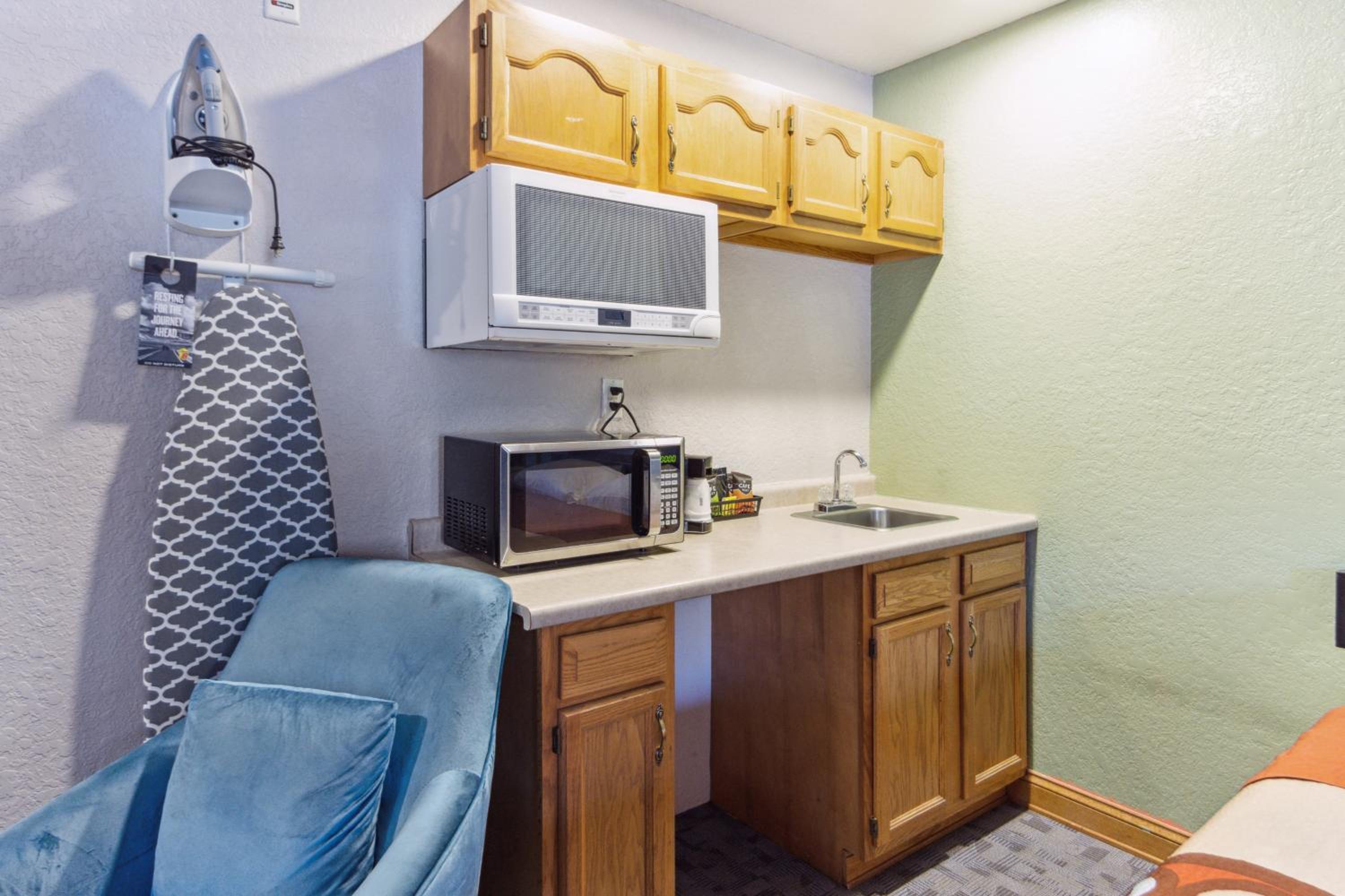 Deluxe Queen Room with Two Queen Beds - Non-Smoking - Photo 2