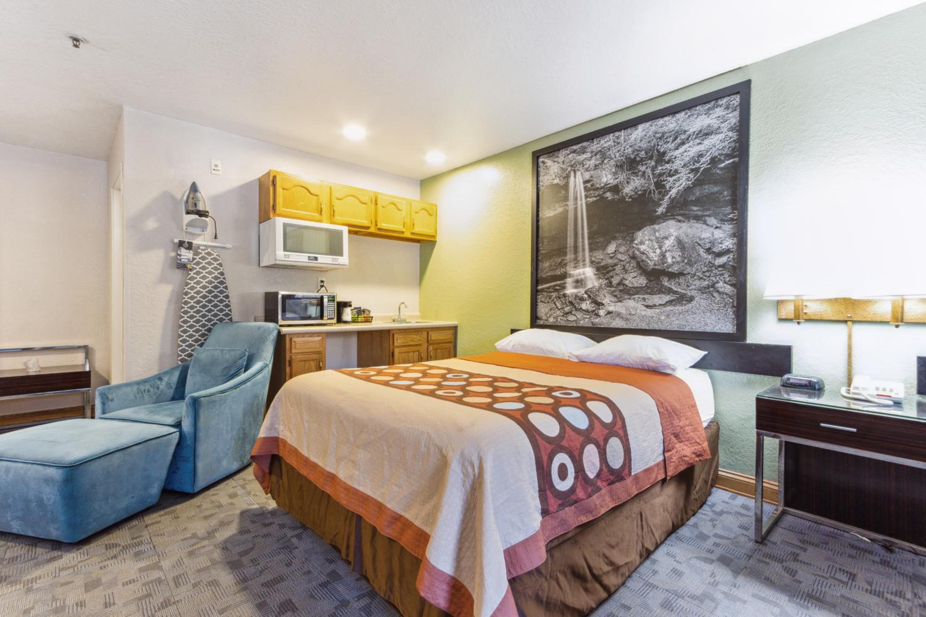 Deluxe Queen Room with Two Queen Beds - Non-Smoking - Photo 5