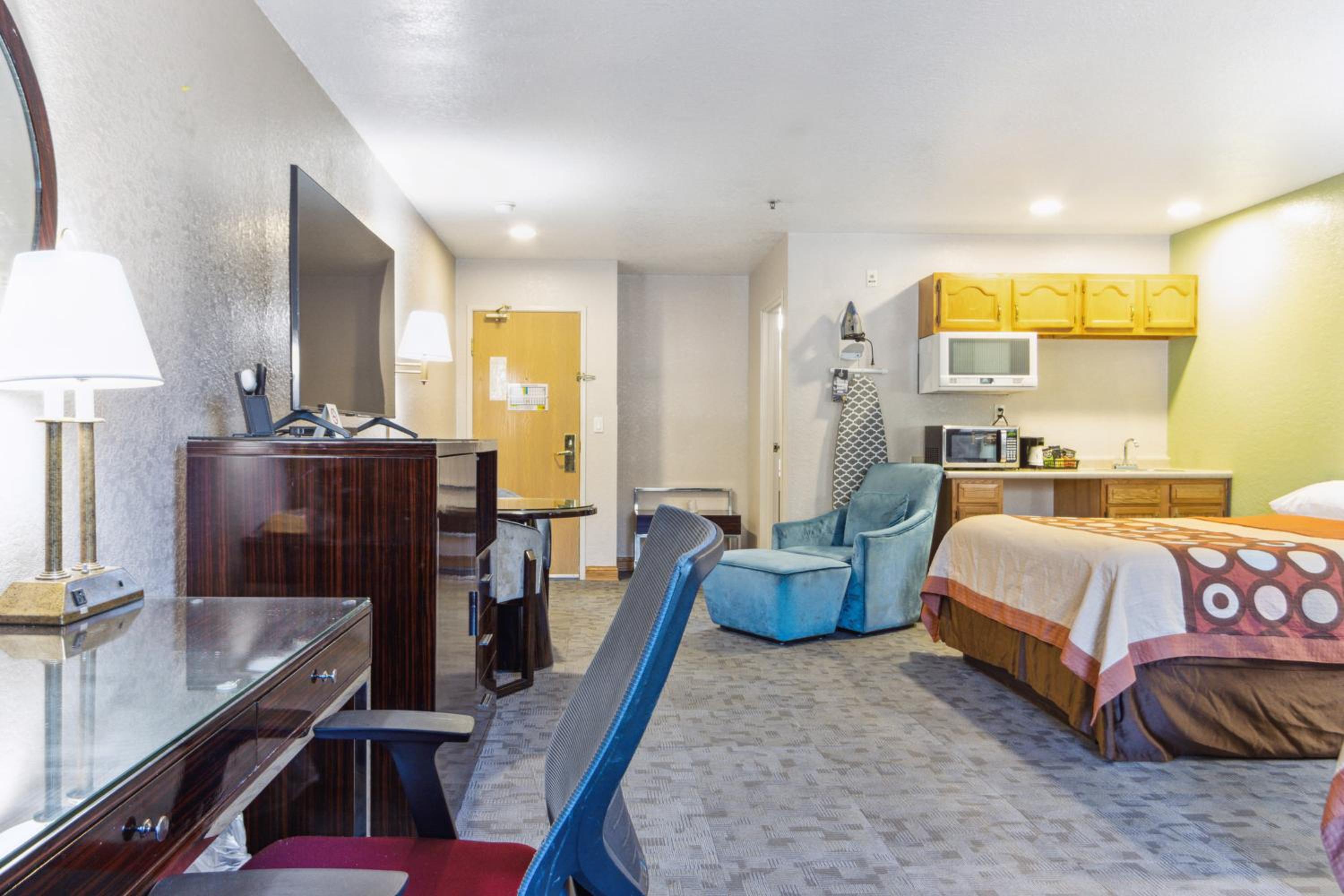 Deluxe Queen Room with Two Queen Beds - Non-Smoking - Photo 4