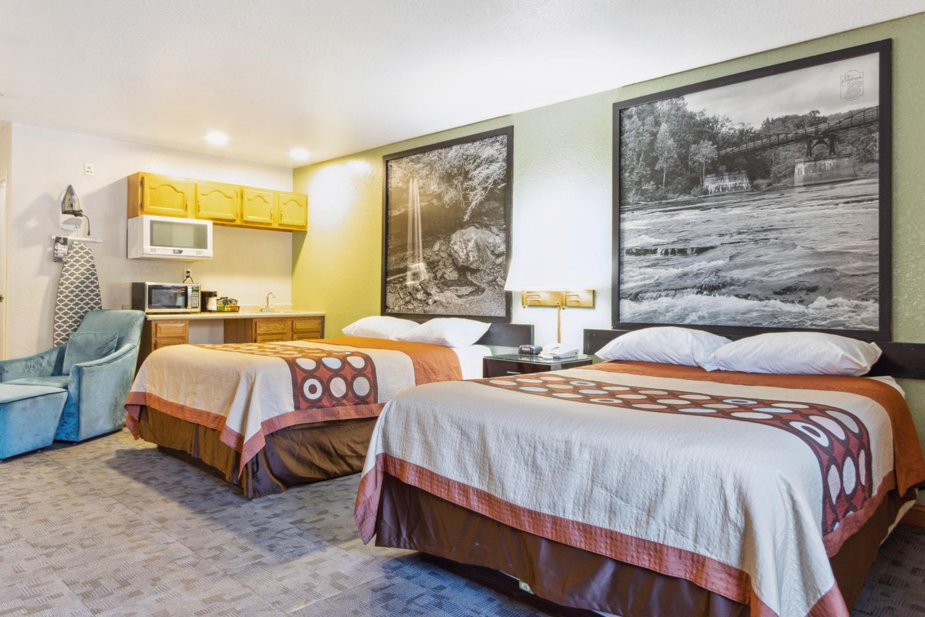 Deluxe Queen Room with Two Queen Beds - Non-Smoking - Photo 1