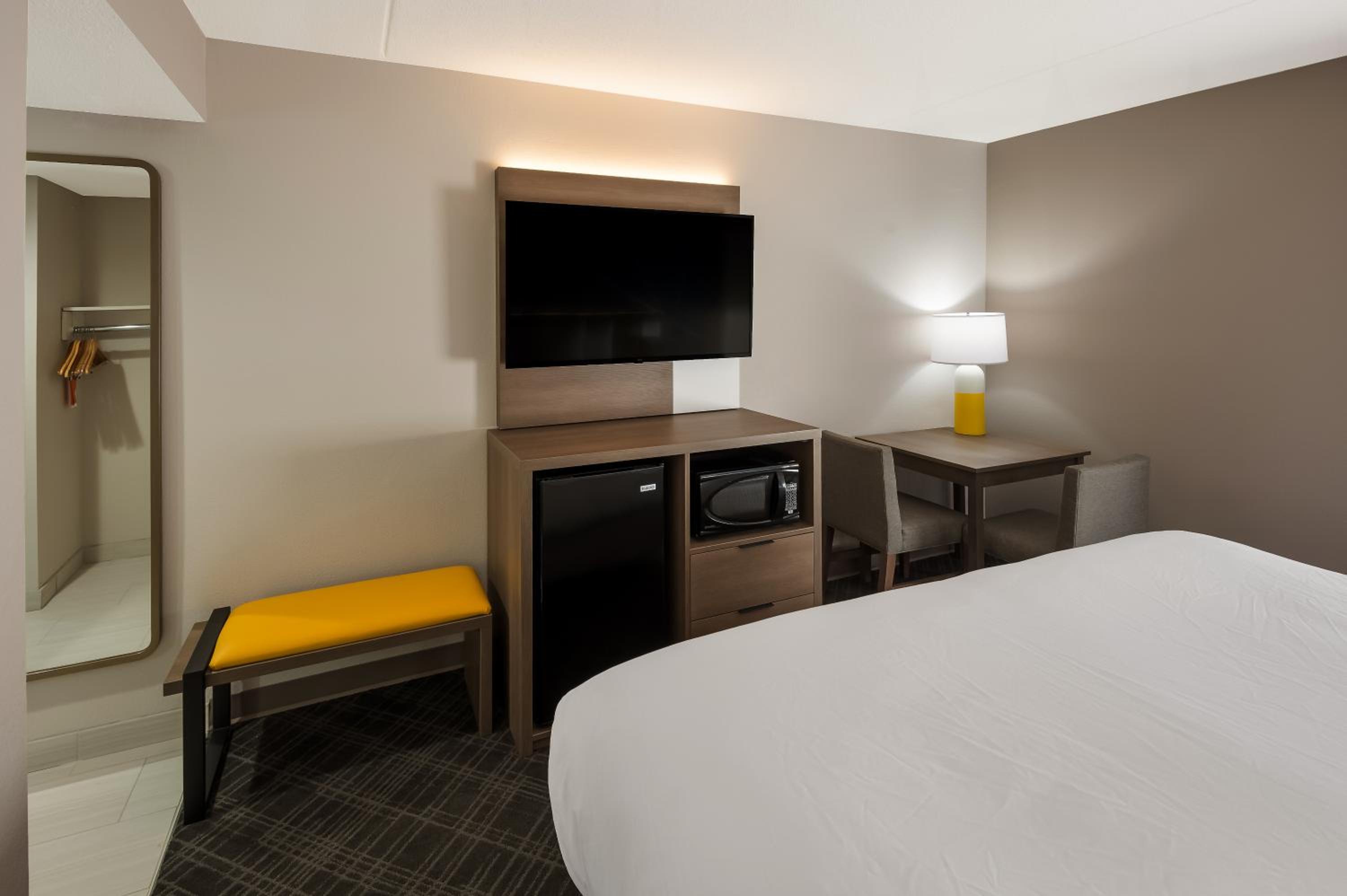 King Room with Bathroom Hand Rails - Non Smoking - Photo 5