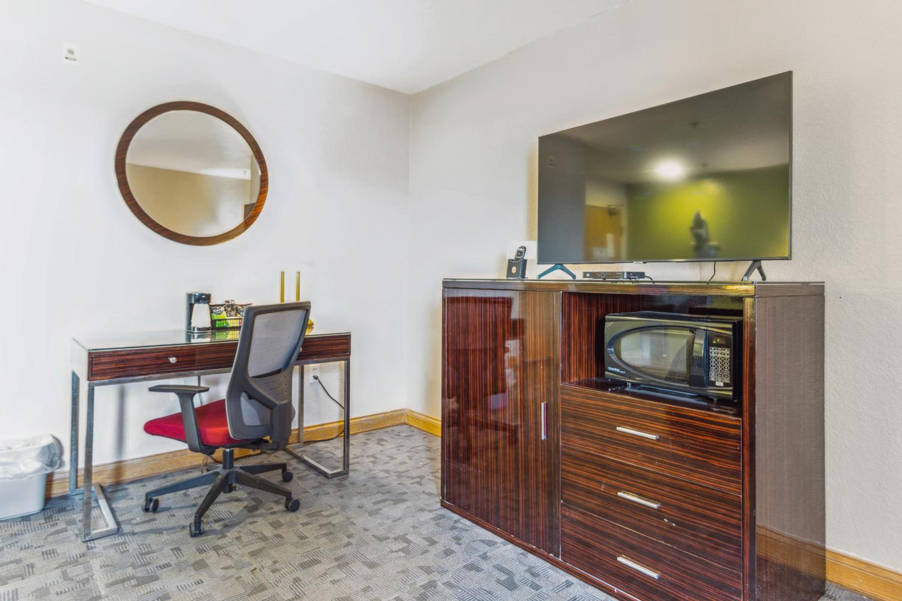 King Suite with Jetted Tub - Non-Smoking - Photo 5