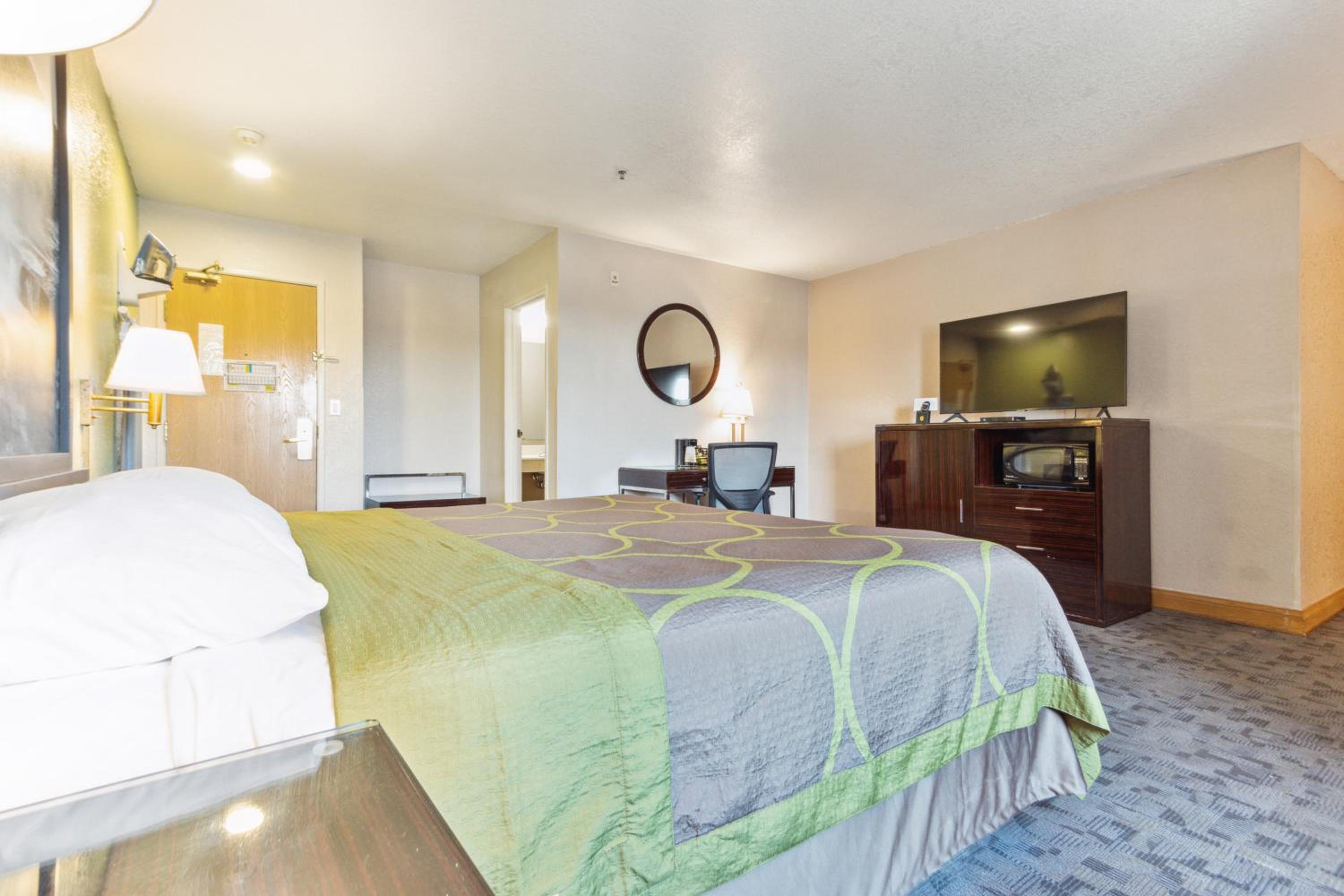 King Suite with Jetted Tub - Non-Smoking - Photo 4