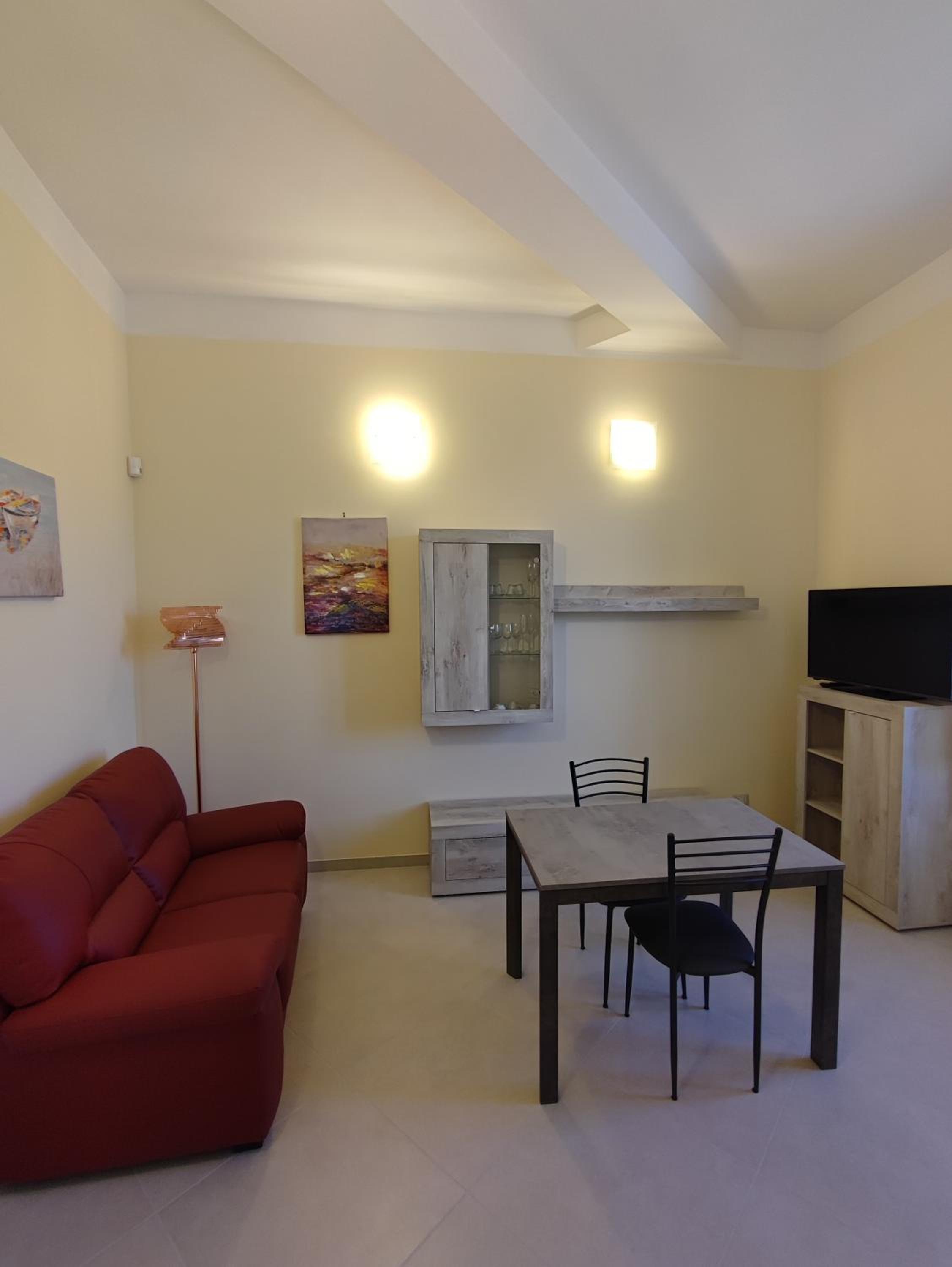 One-Bedroom Apartment - Photo 2