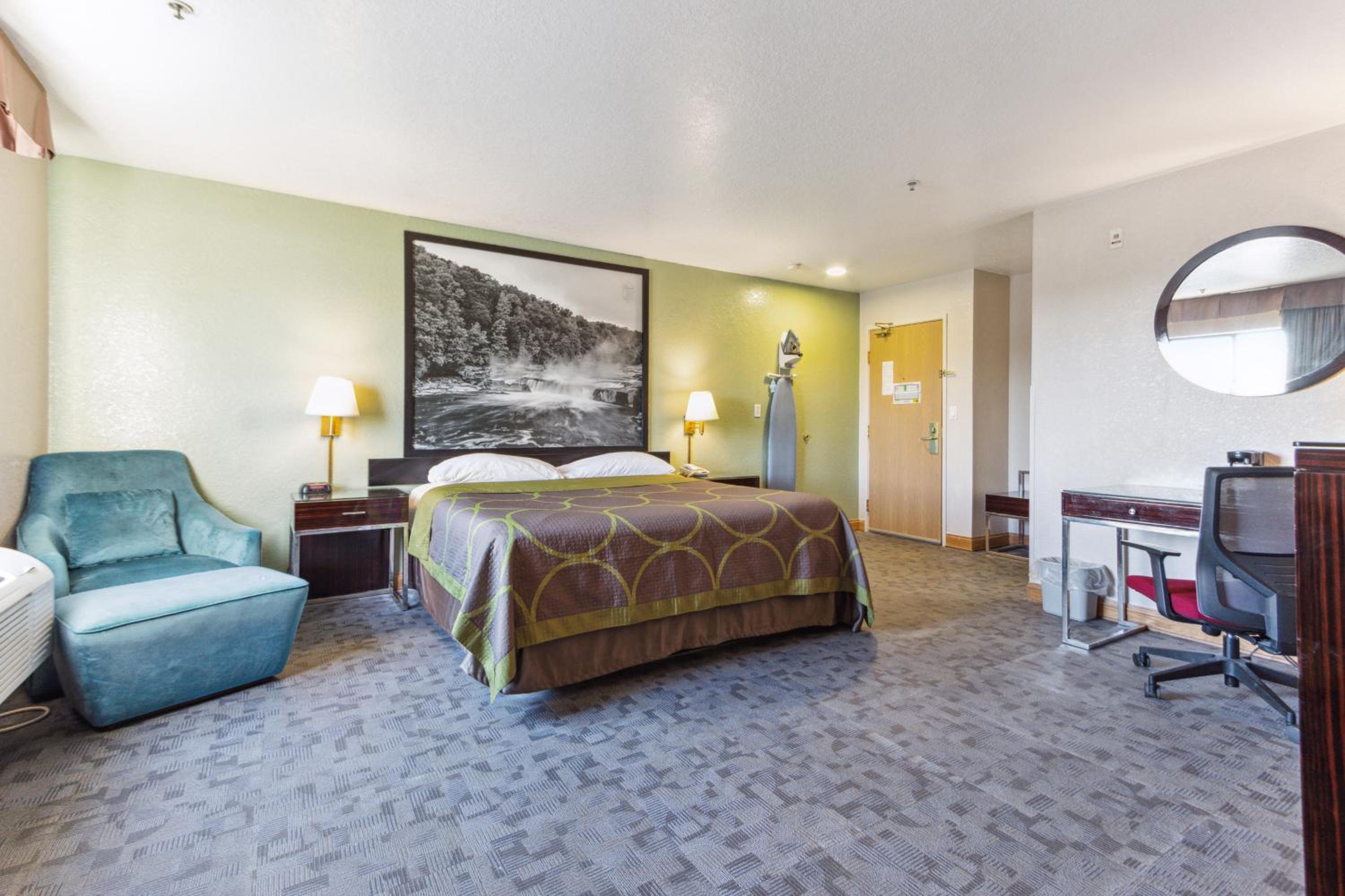 King Suite with Jetted Tub - Non-Smoking - Photo 3