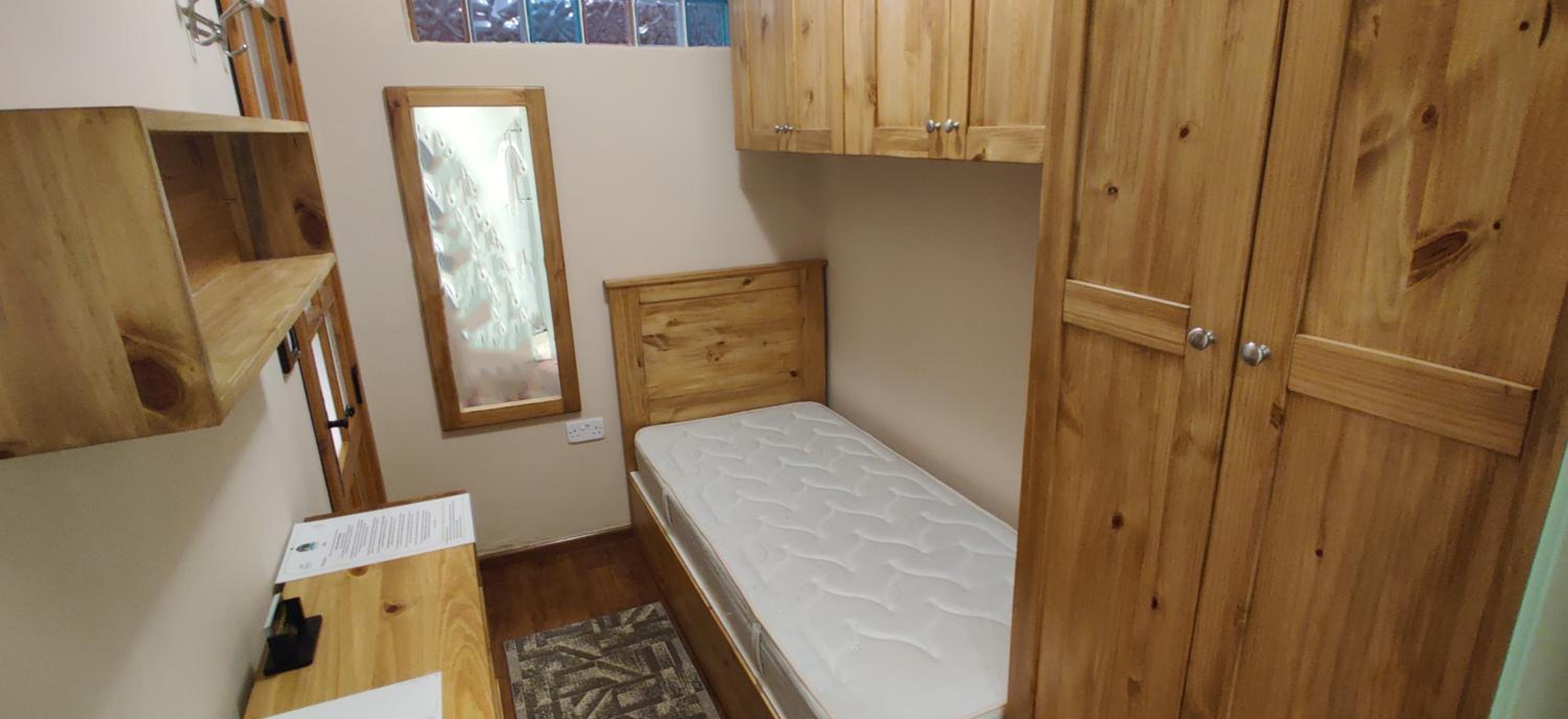 Single Room with Bathroom photo 2