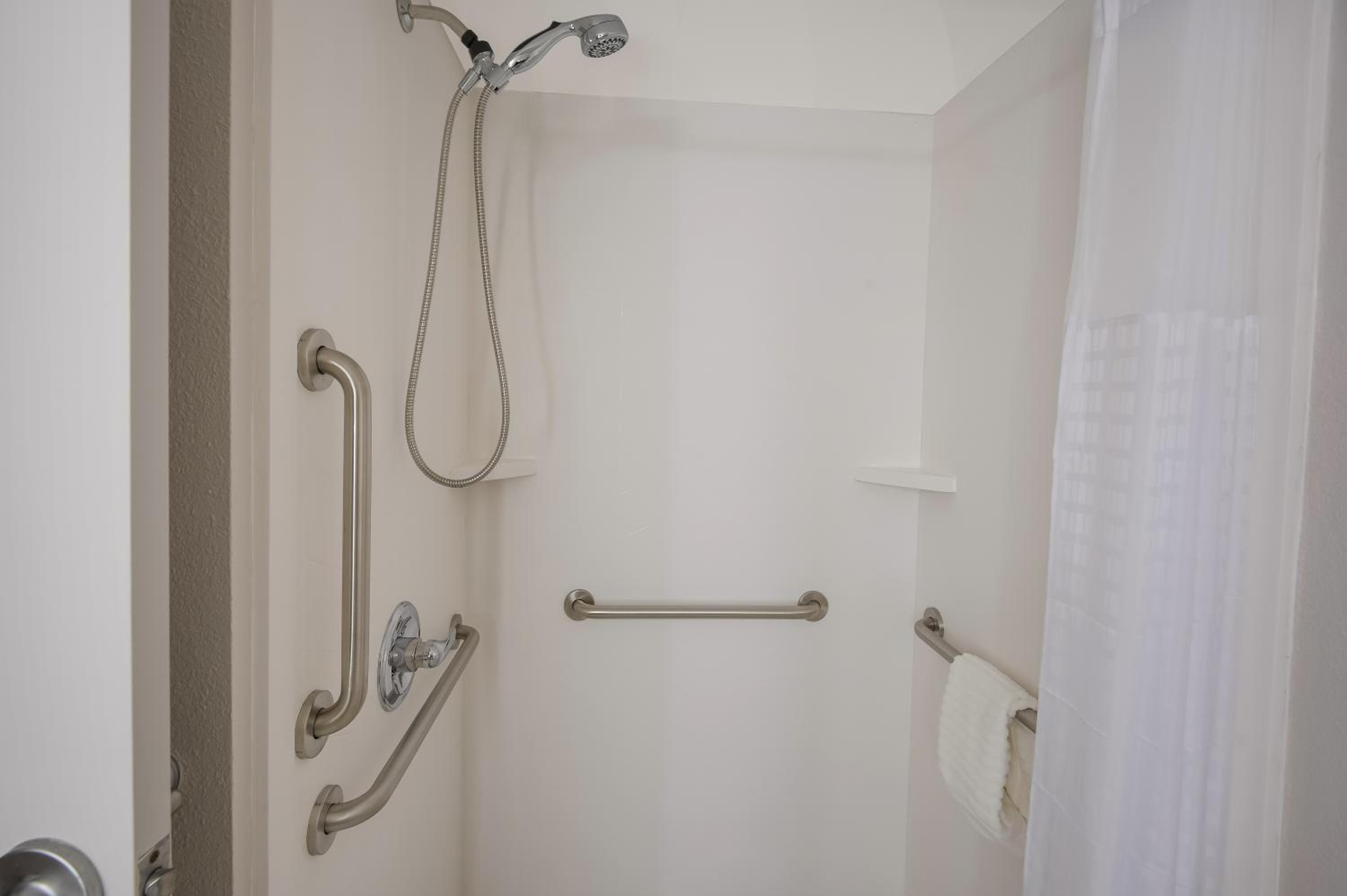 Queen Room with Two Queen Beds and Roll-In Shower - Accessible/Non Smoking - Photo 2