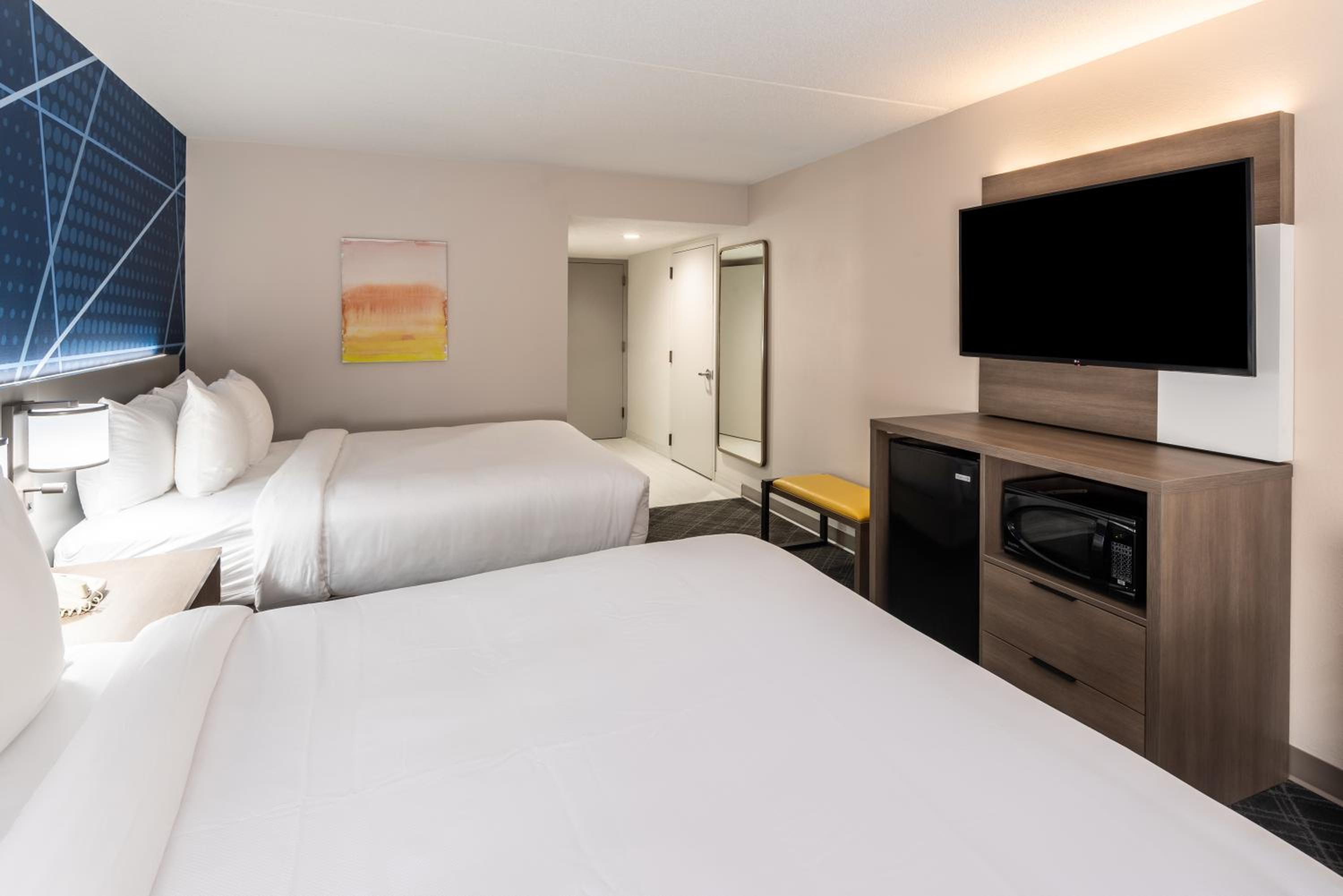 Queen Room with Two Queen Beds and Roll-In Shower - Accessible/Non Smoking - Photo 4