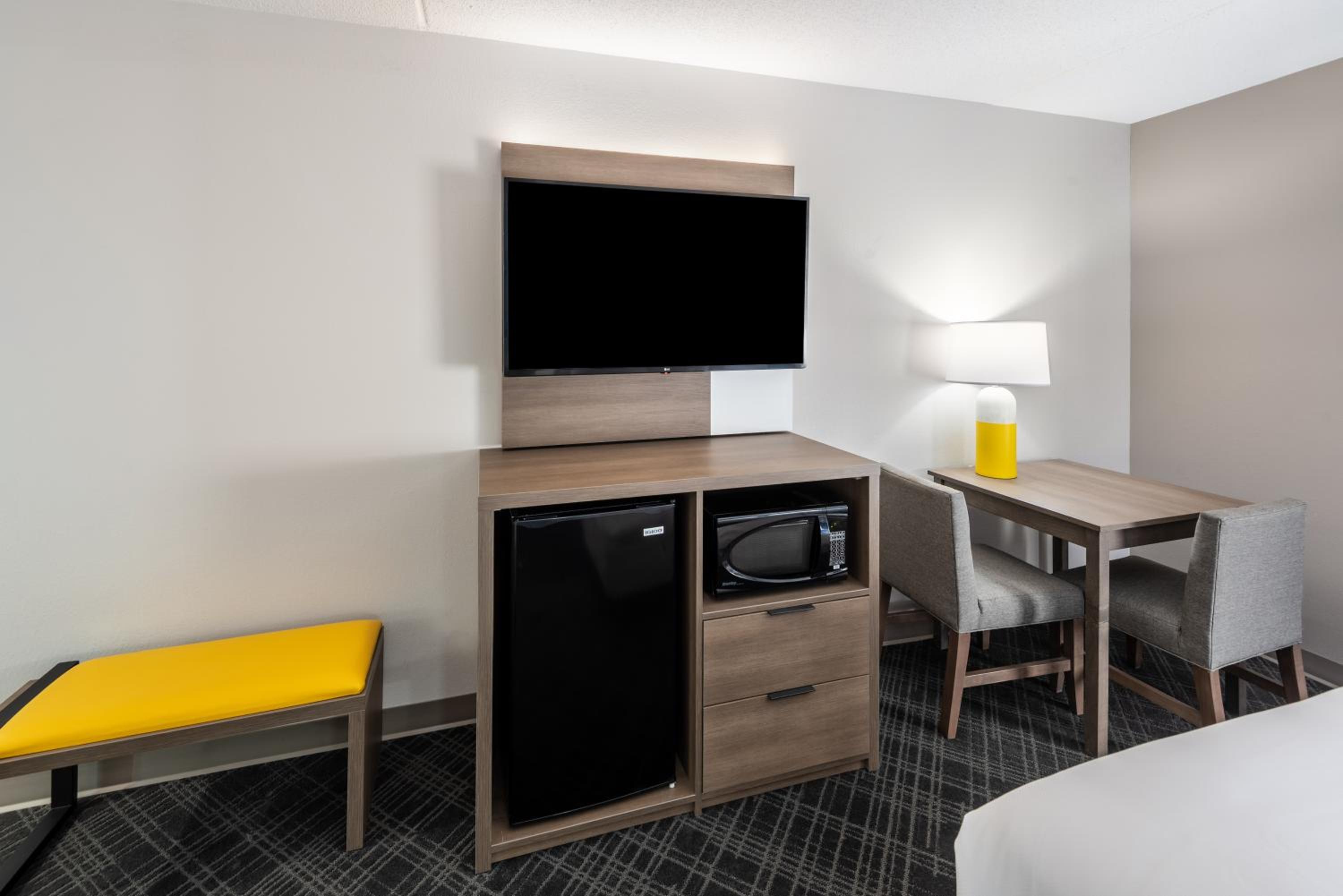 Queen Room with Two Queen Beds and Roll-In Shower - Accessible/Non Smoking - Photo 3