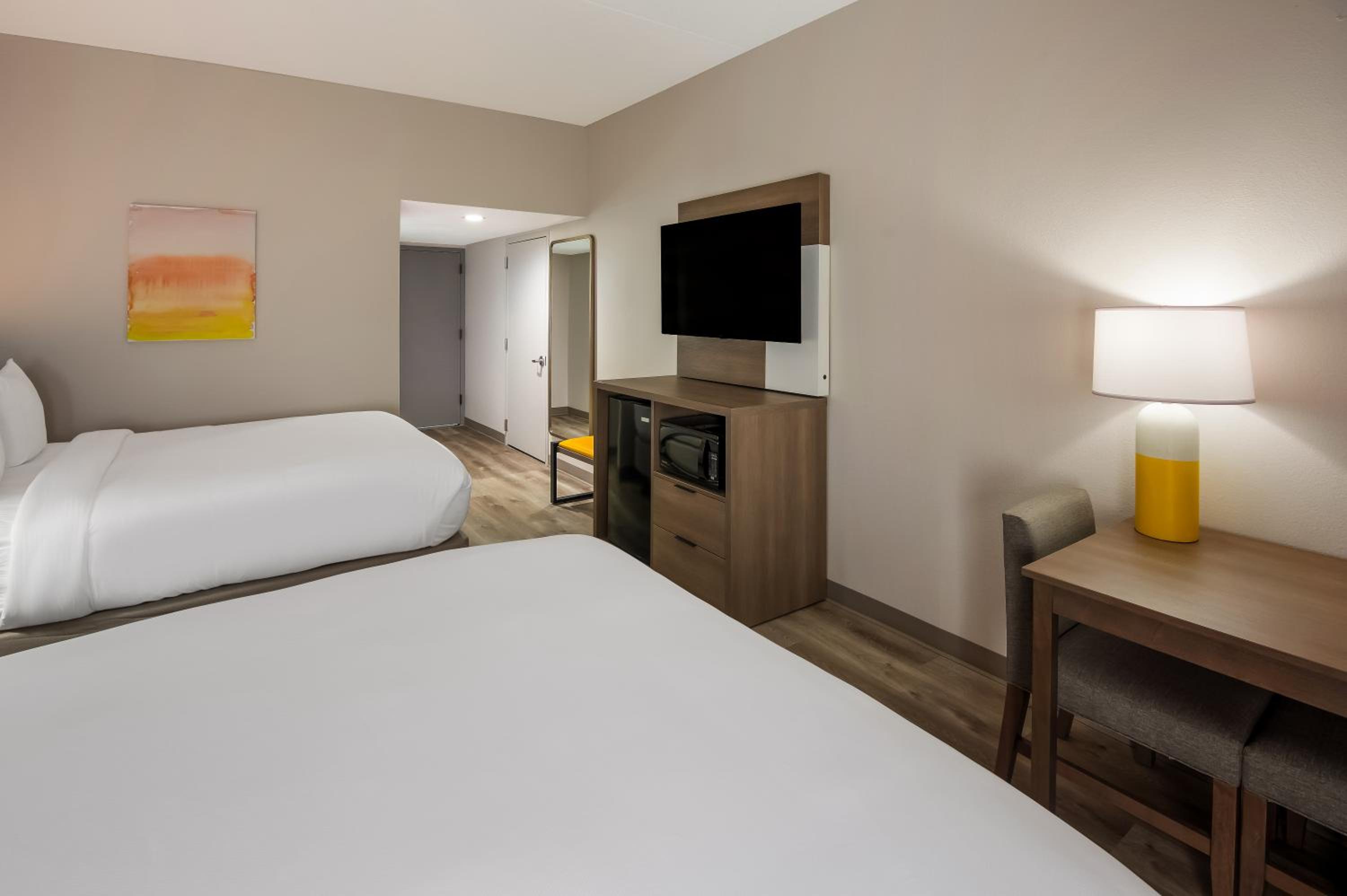Queen Room with Two Queen Beds - Accessible/Non Smoking - Photo 3