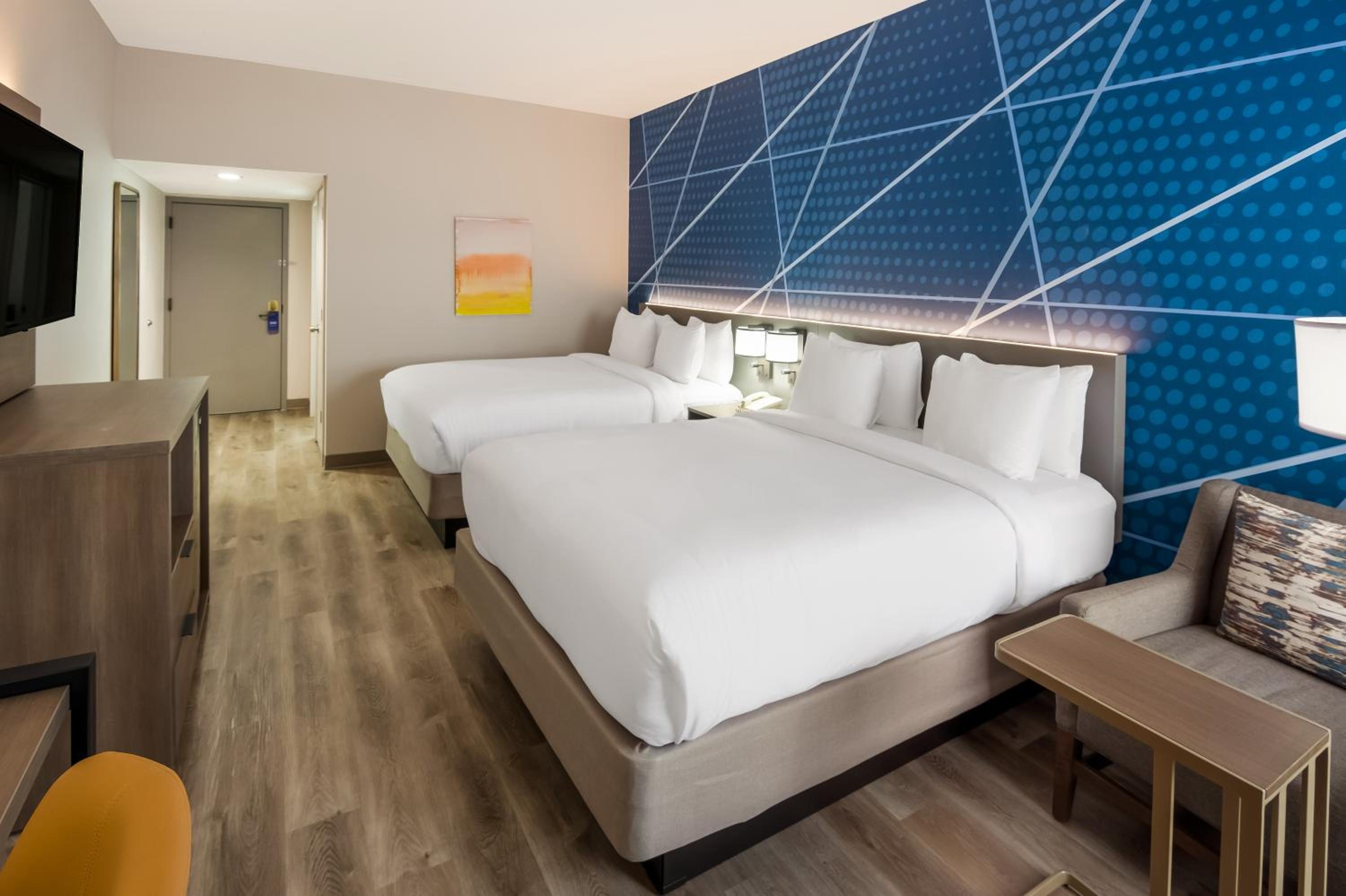 Quadruple Room with Two Queen Beds - Non Smoking - Photo 1
