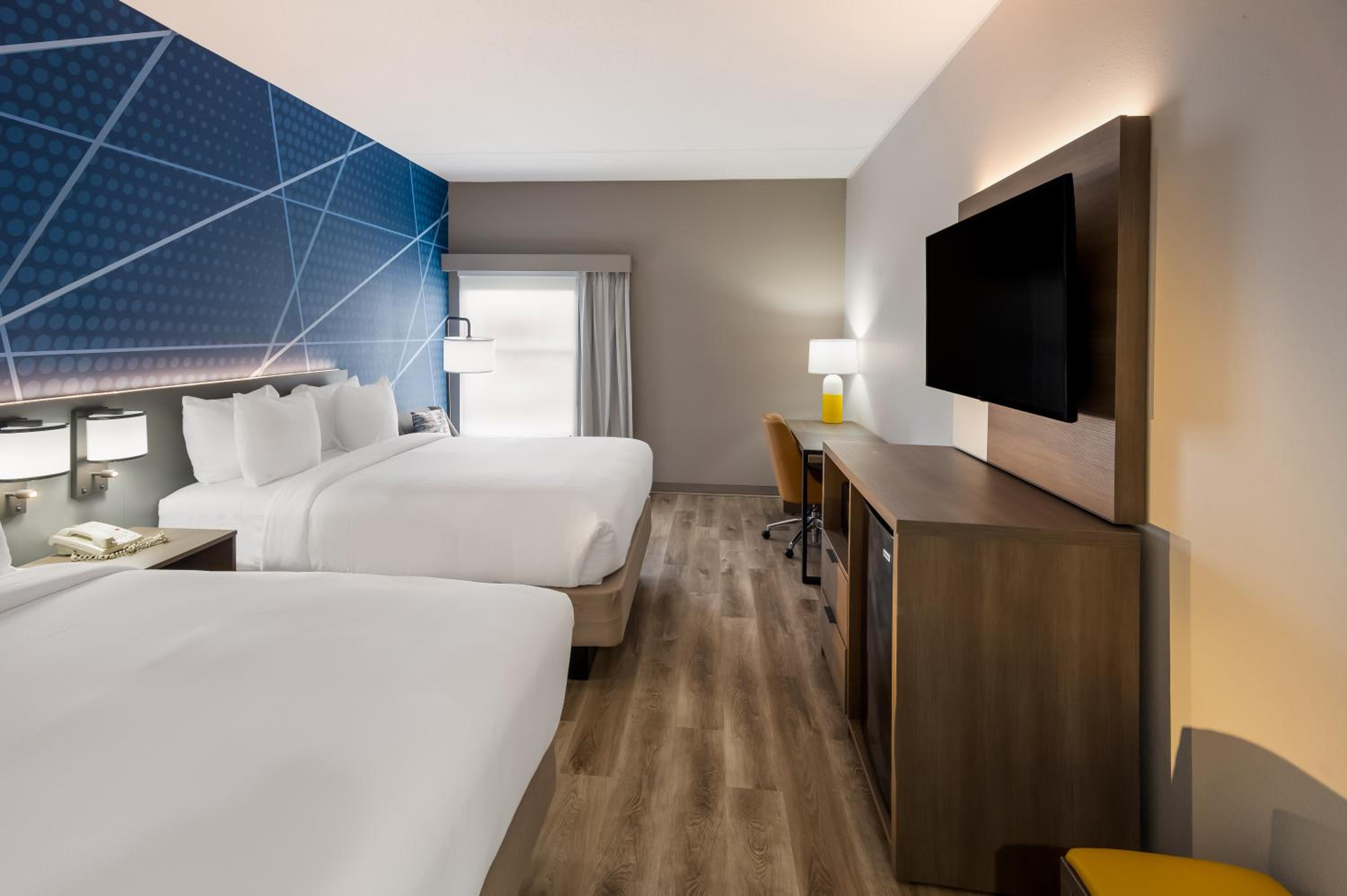 Quadruple Room with Two Queen Beds - Non Smoking - Photo 3