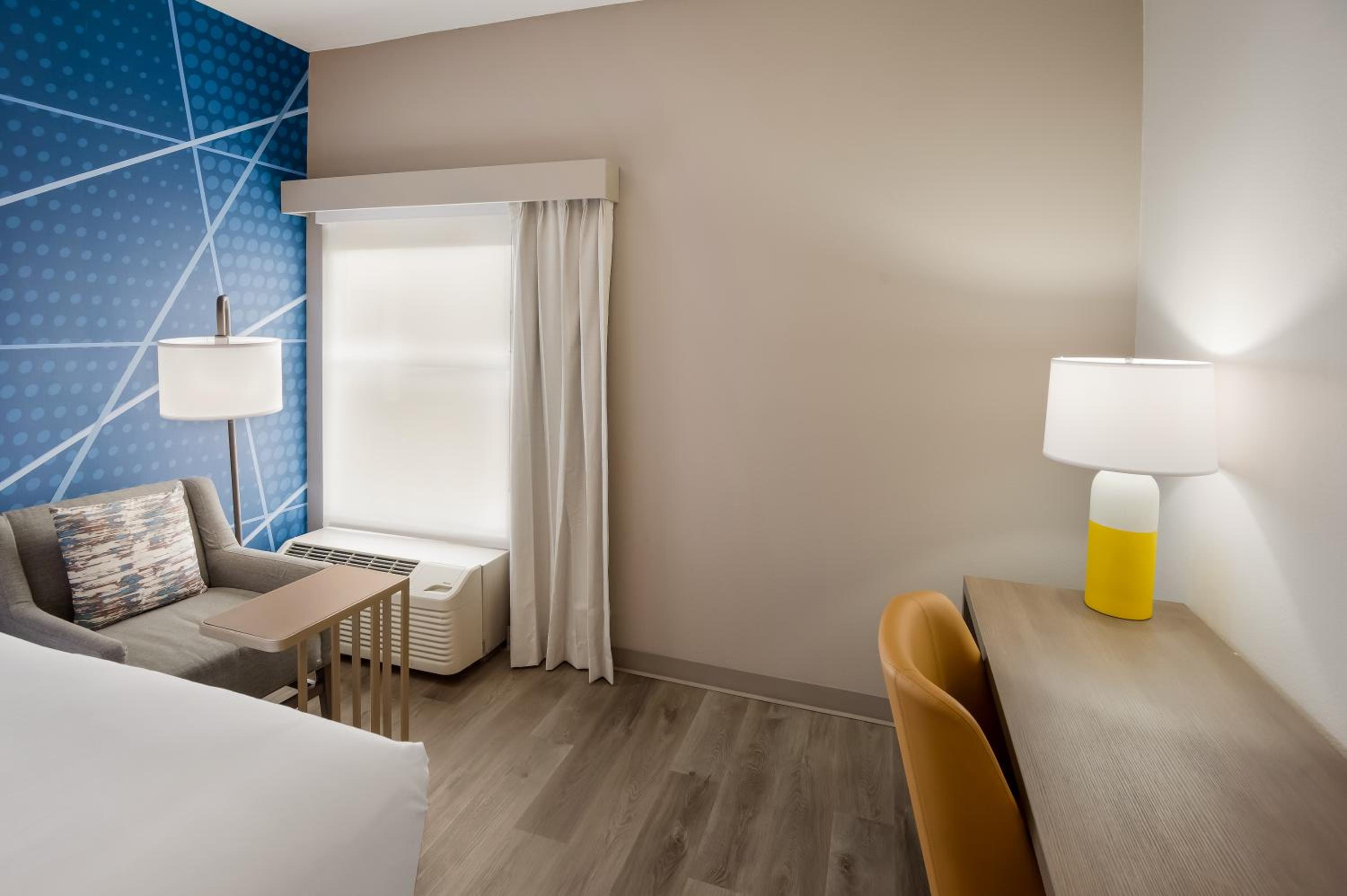 Quadruple Room with Two Queen Beds - Non Smoking - Photo 2