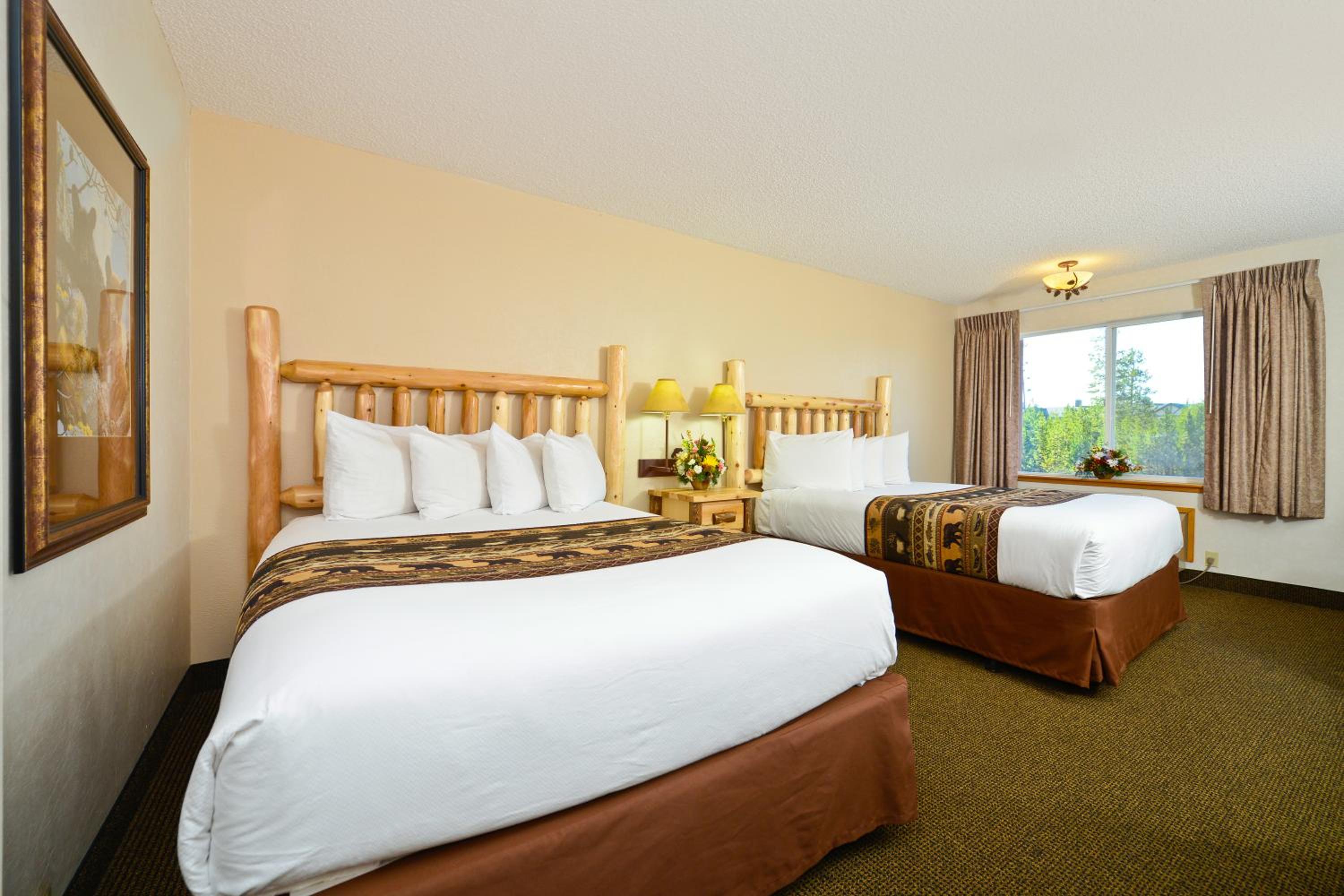 Queen Room with Two Queen Beds photo 2