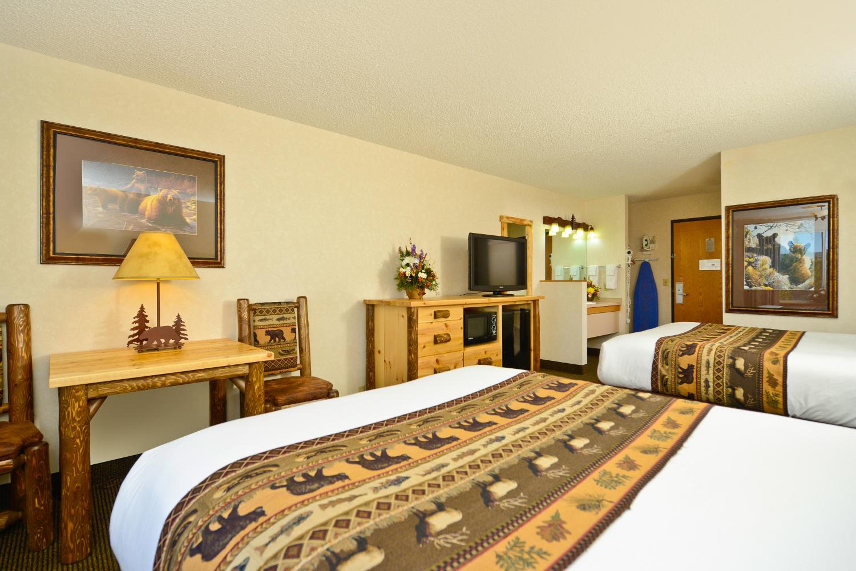 Queen Room with Two Queen Beds photo 3