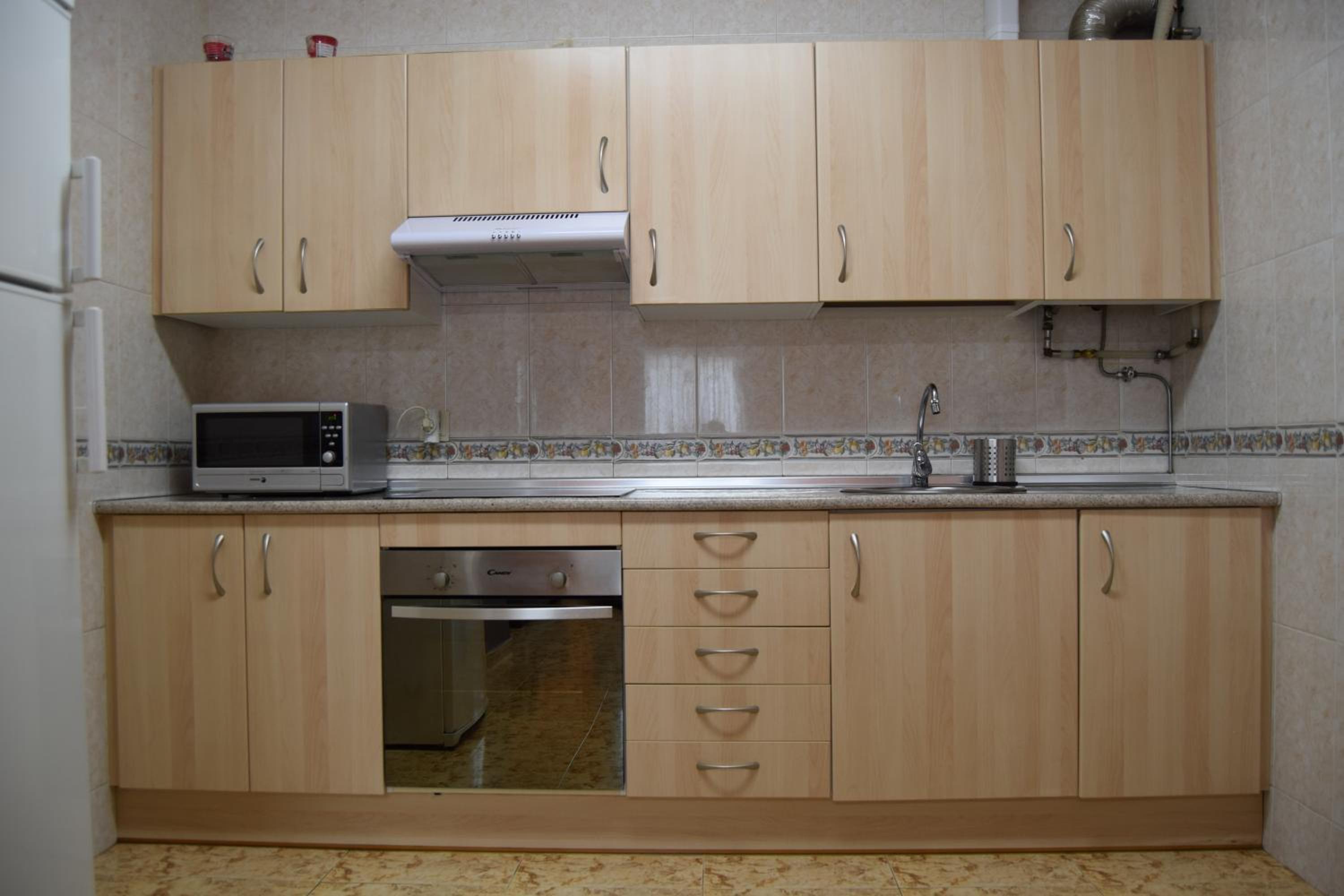 Five-Bedroom House - Photo 2
