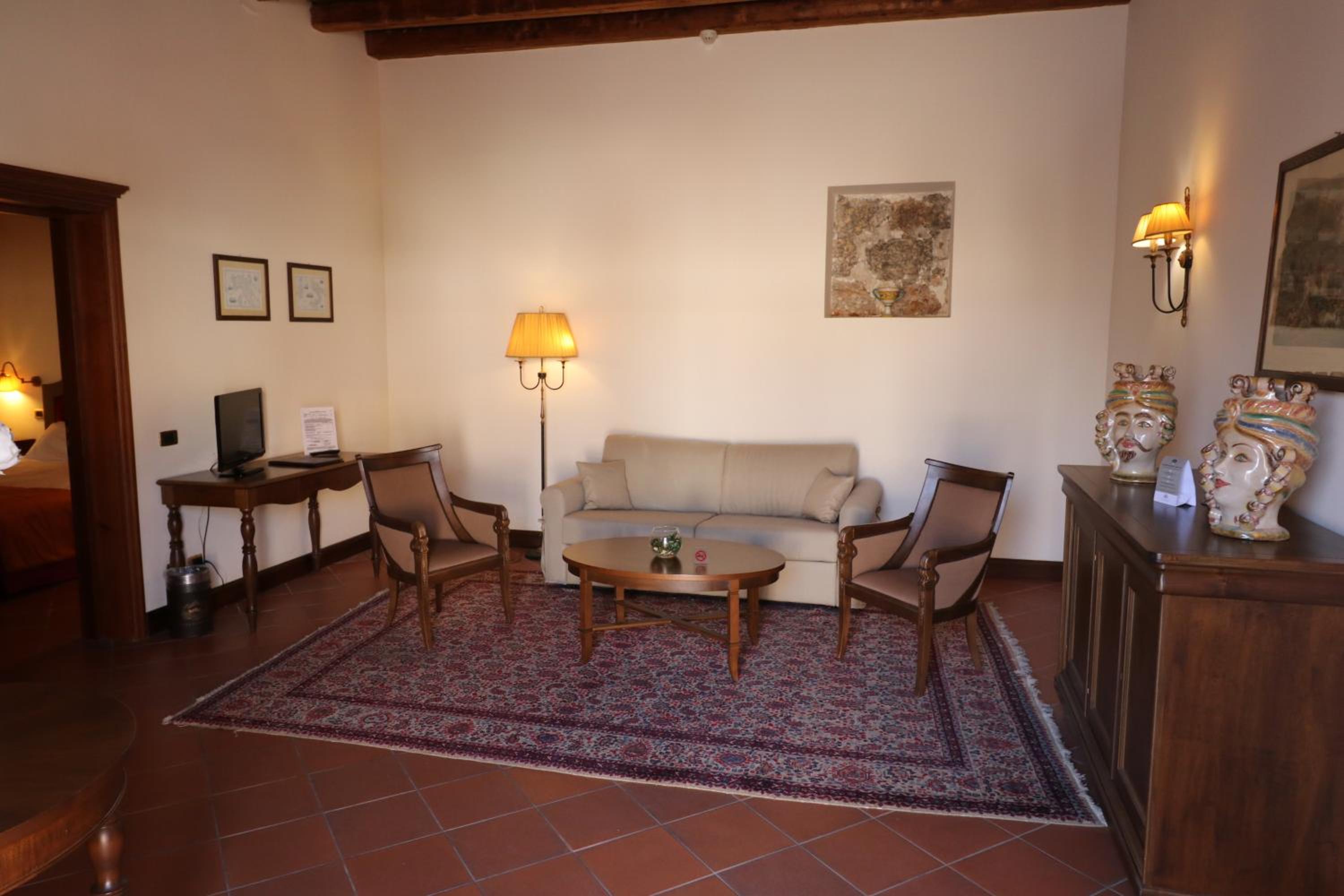 Deluxe King Suite photo 2