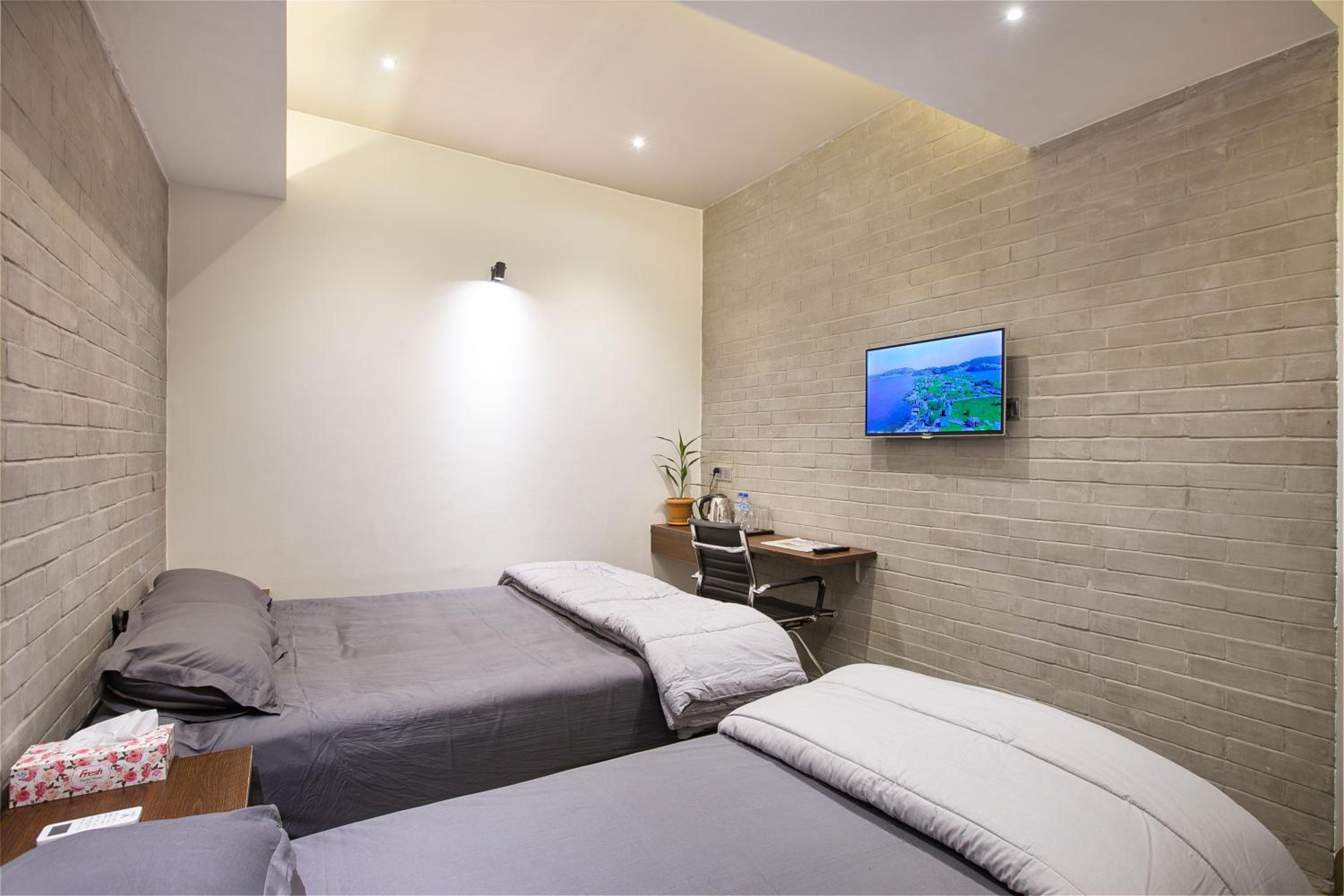 Family Room with Balcony photo 3