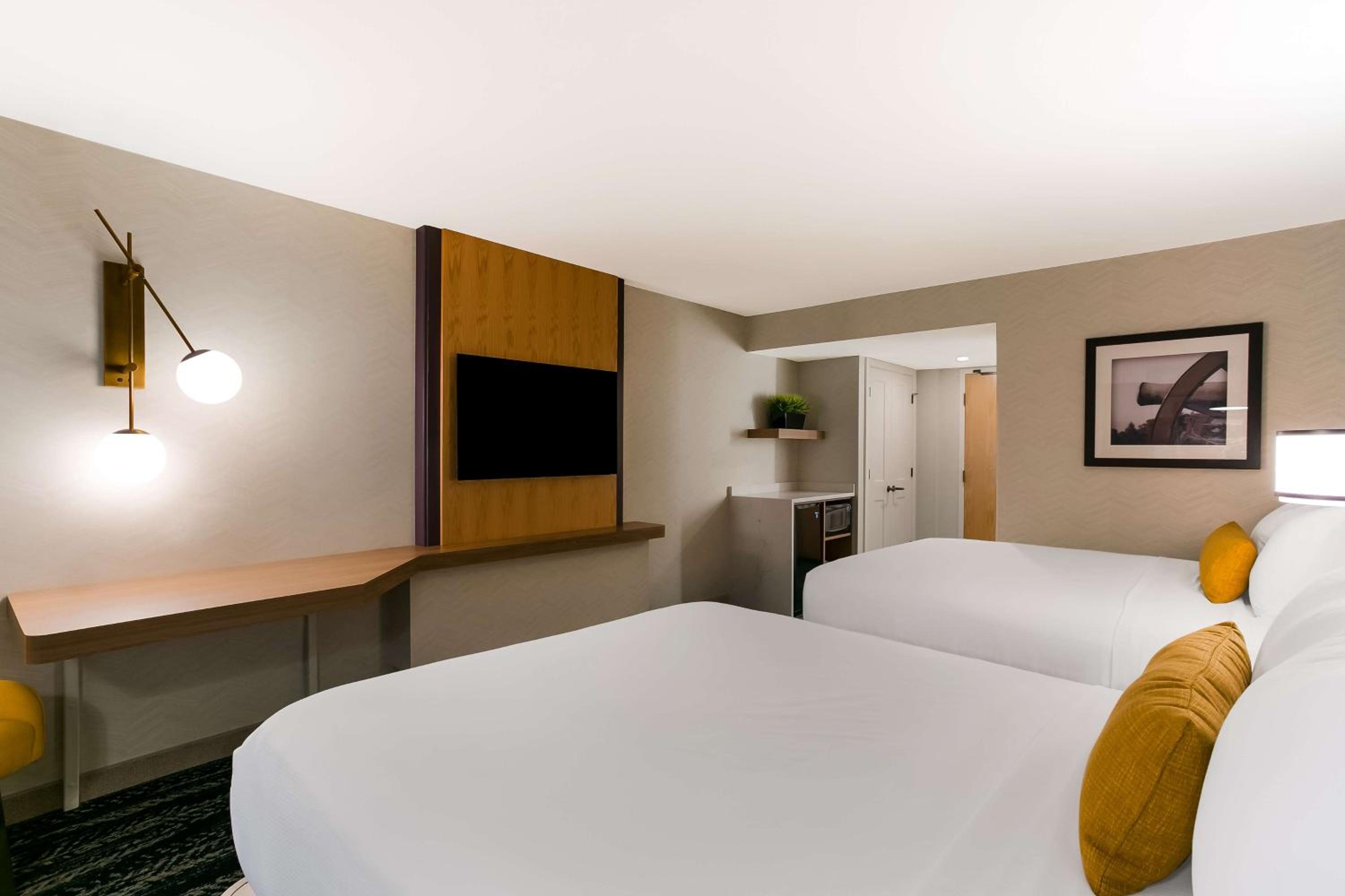 Queen Room with Two Queen Beds - Photo 2