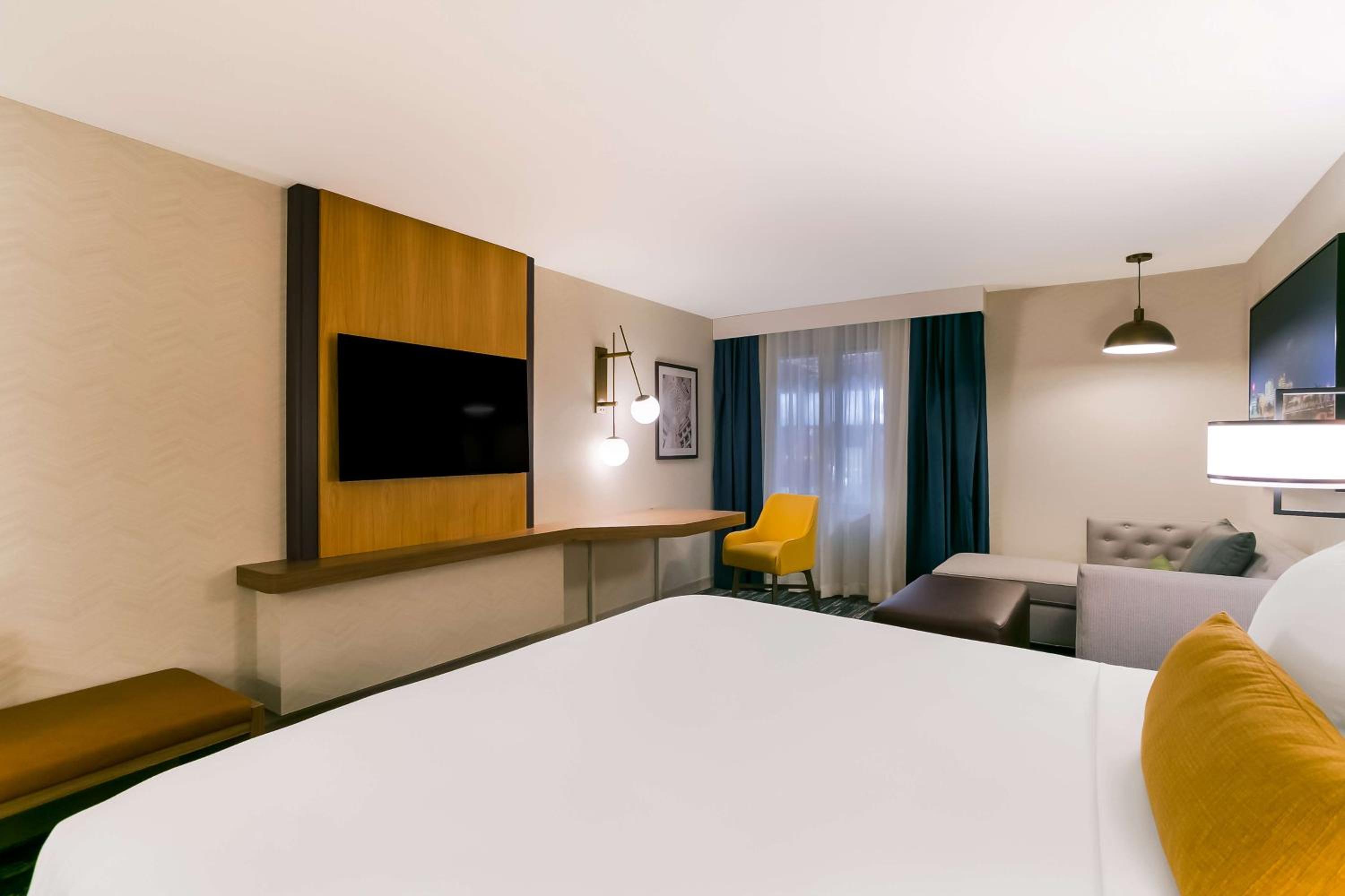 King Room with Balcony - Non-Smoking - Photo 3