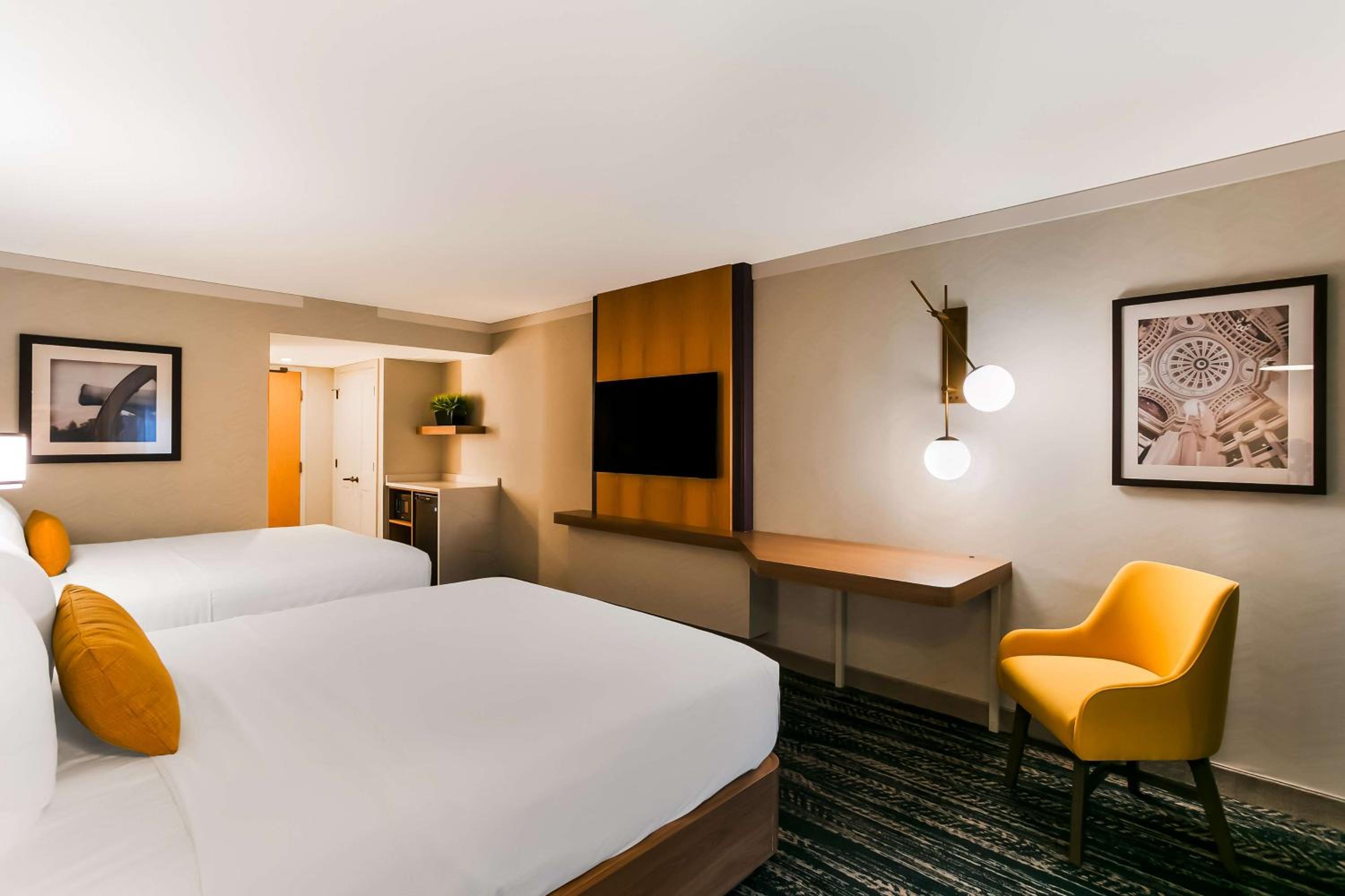 Queen Room with Two Queen Beds and Pool View - Photo 2