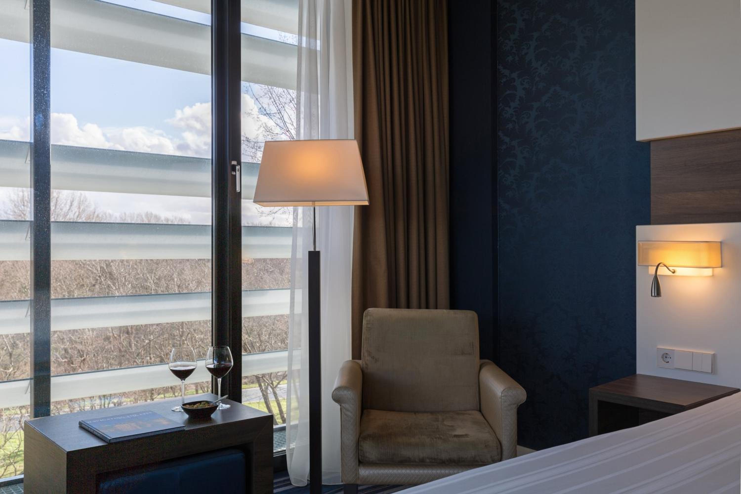 Deluxe Room 1 King Bed - Photo 4