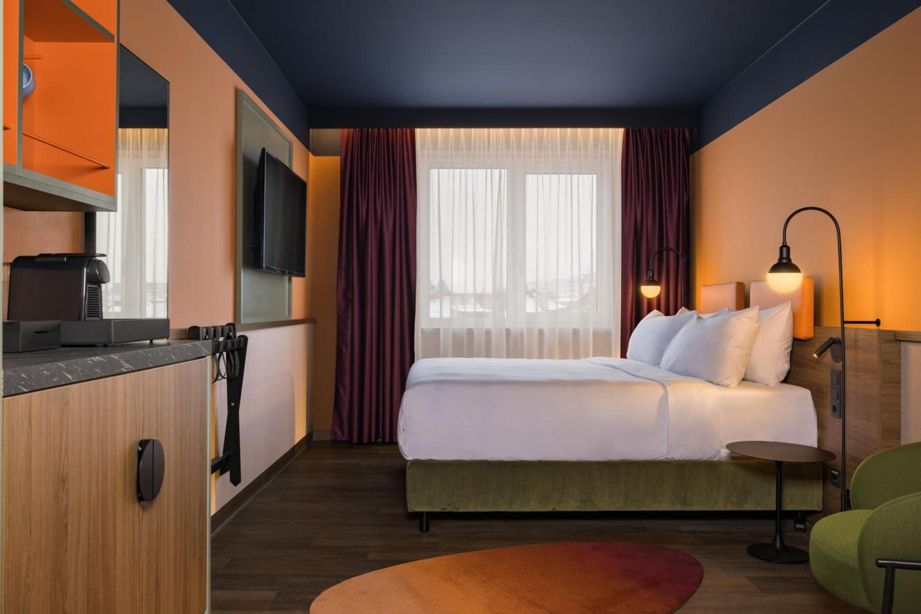 Deluxe King Room with Courtyard View - Photo 1