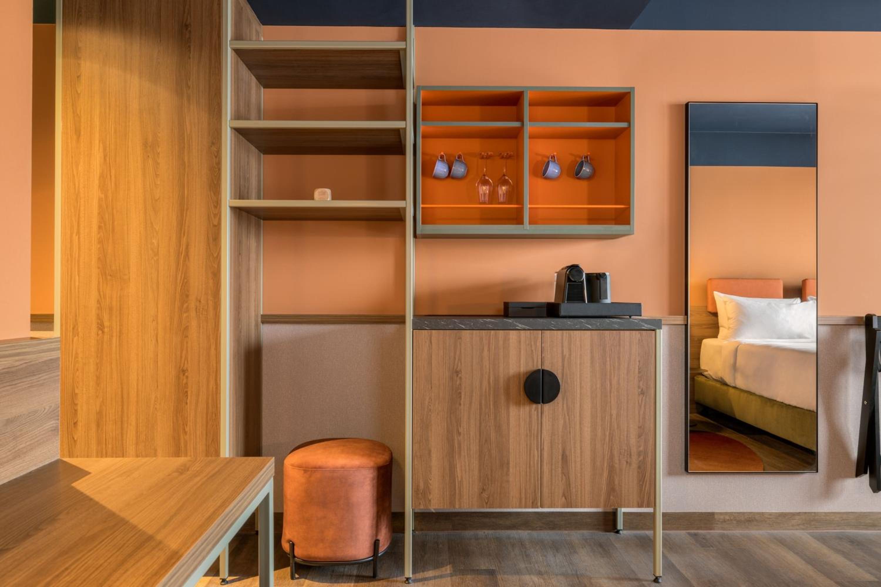 Deluxe King Room with Courtyard View - Photo 4