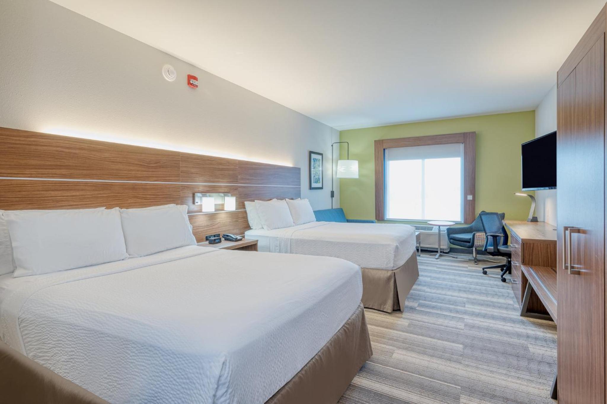 Queen Room with Two Queen Beds - Disability Access with Bath Tub