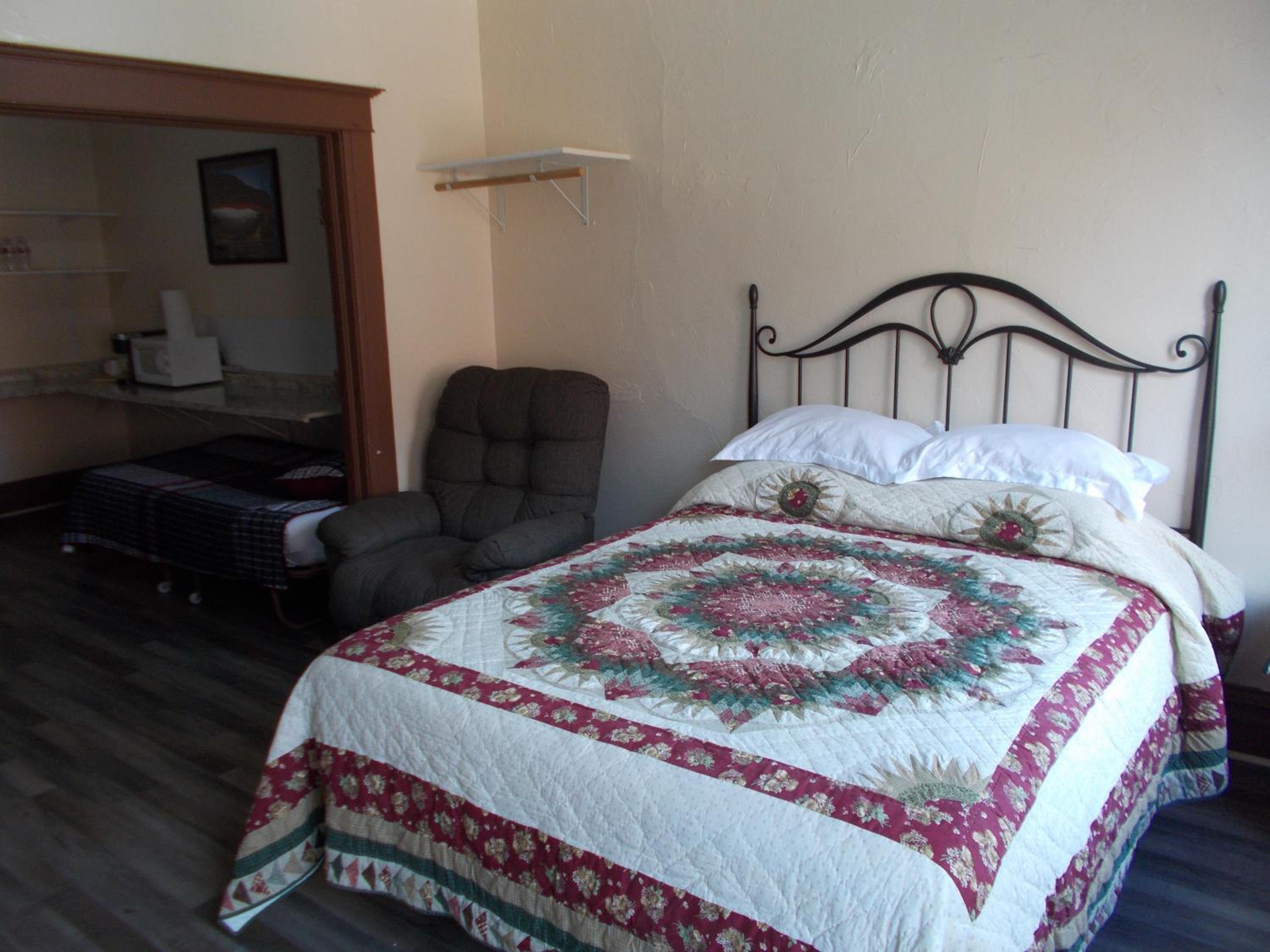 Deluxe Queen Suite photo 3