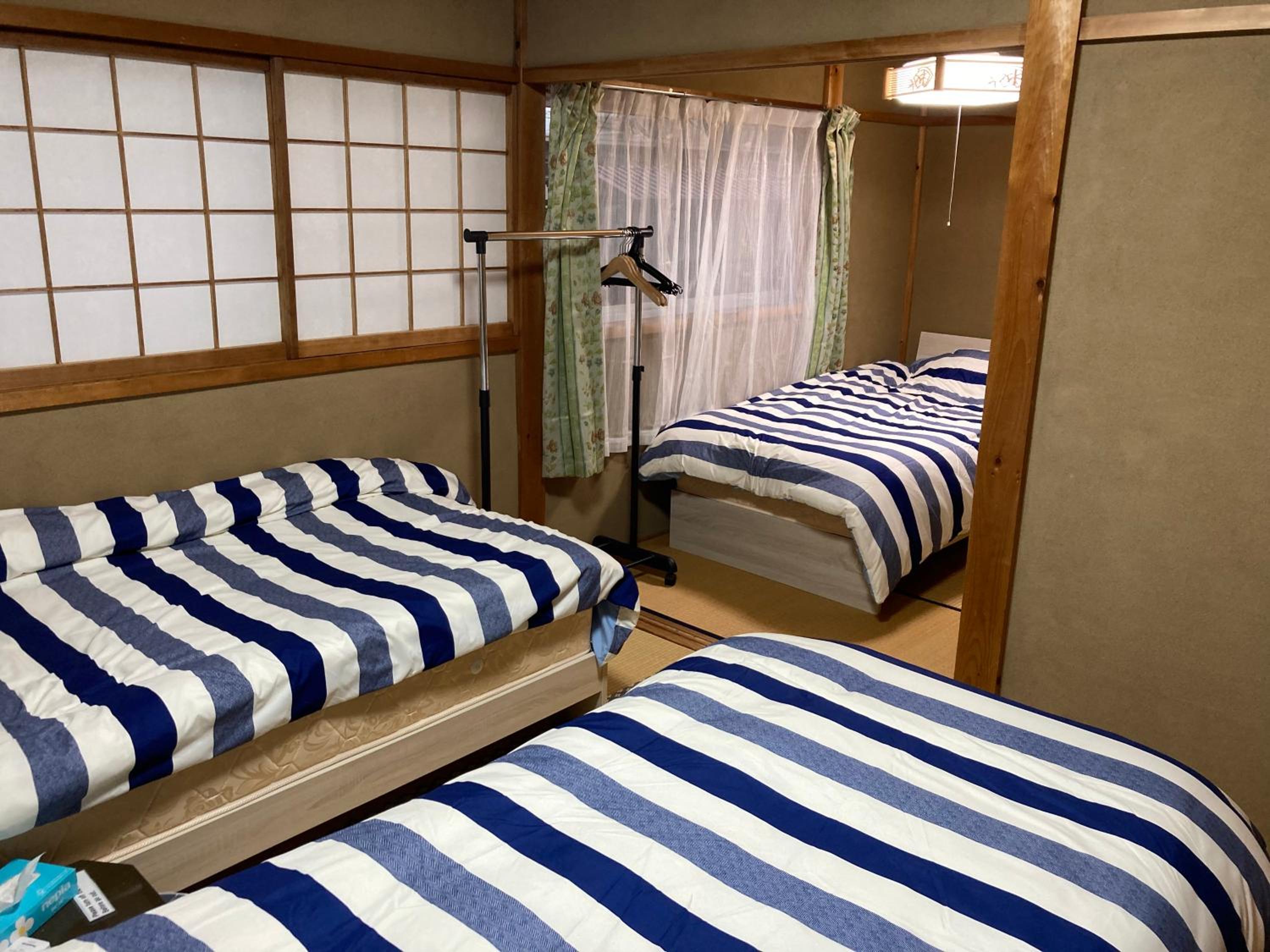 三人共享浴室房