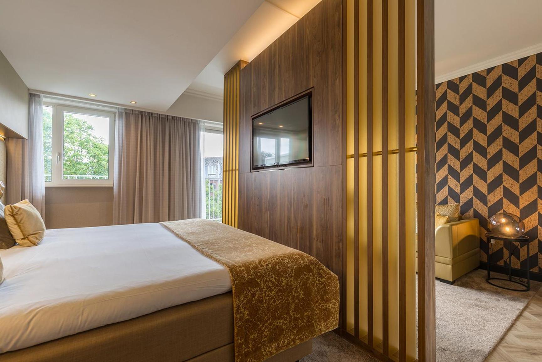 Deluxe Room 1 Double Bed thumbnail 6