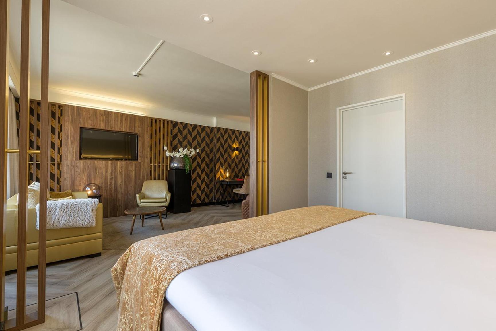 Suite 1 Double Bed 1 Single Bed thumbnail 6