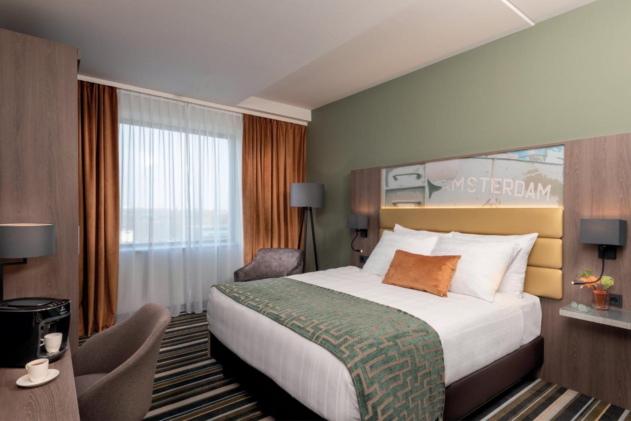 Deluxe Room 1 King Bed Upper Floors - Photo 1