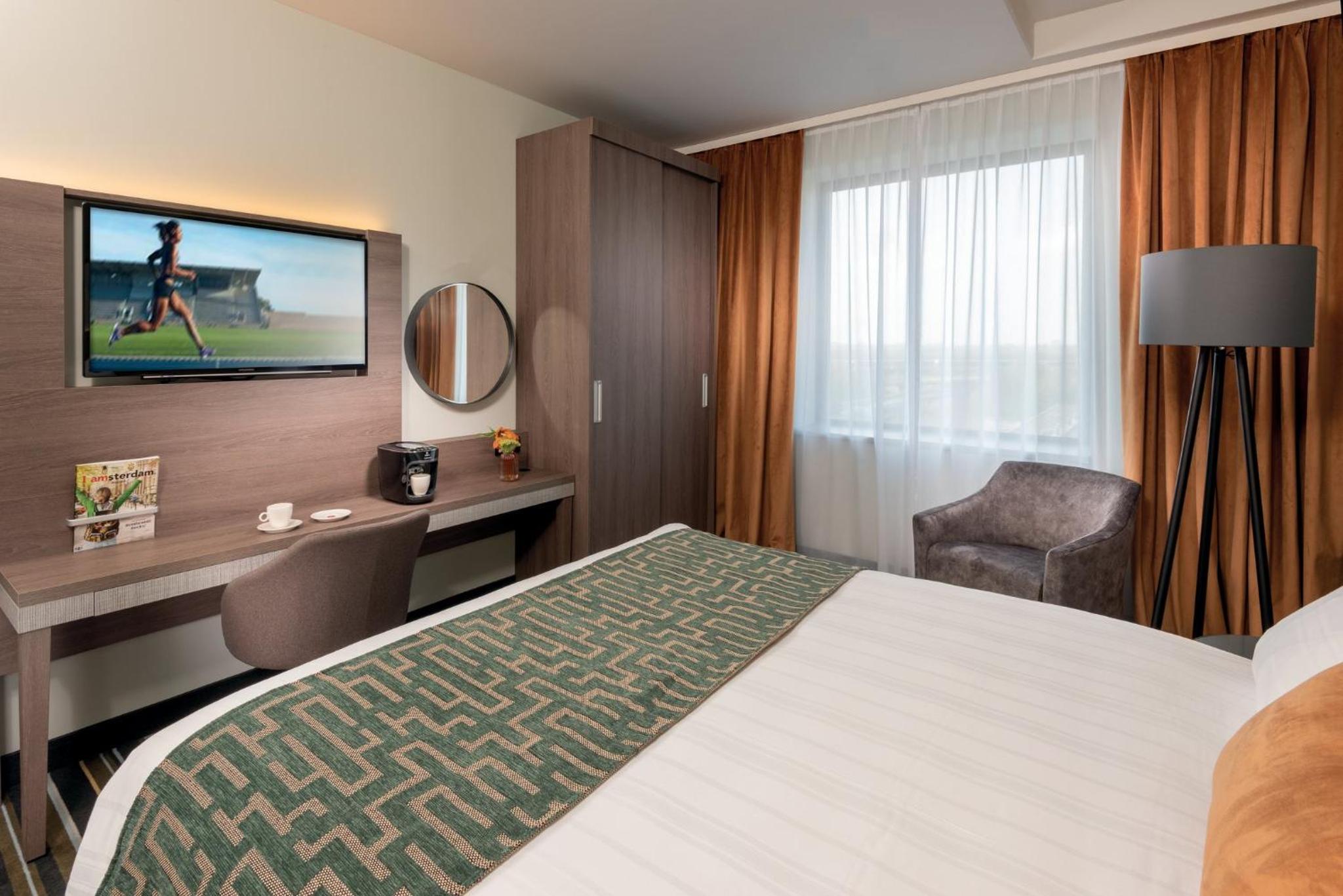 Deluxe Room 1 King Bed Upper Floors - Photo 4