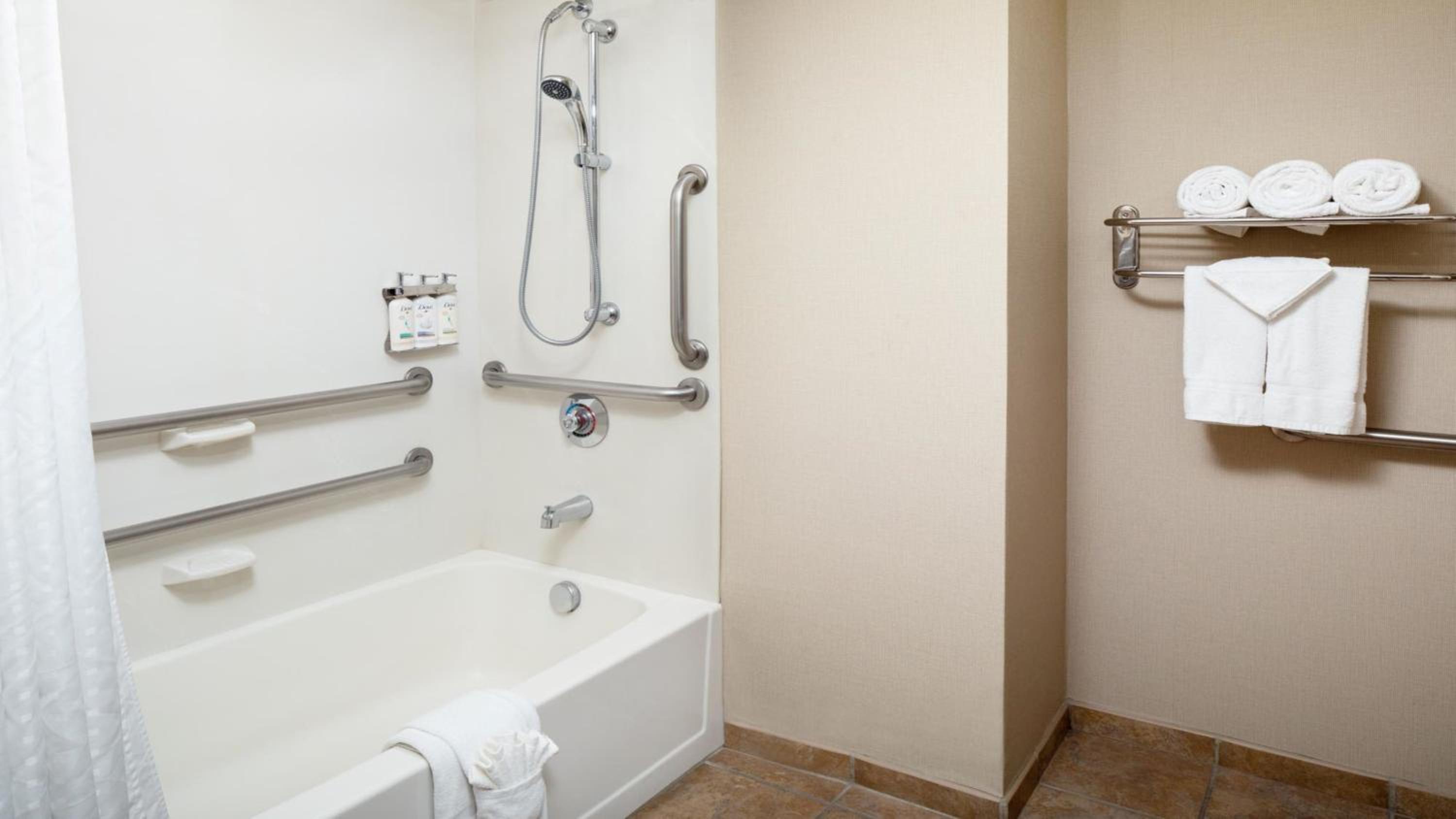 King Room - Mobility Access Tub - Non-Smoking - Photo 4