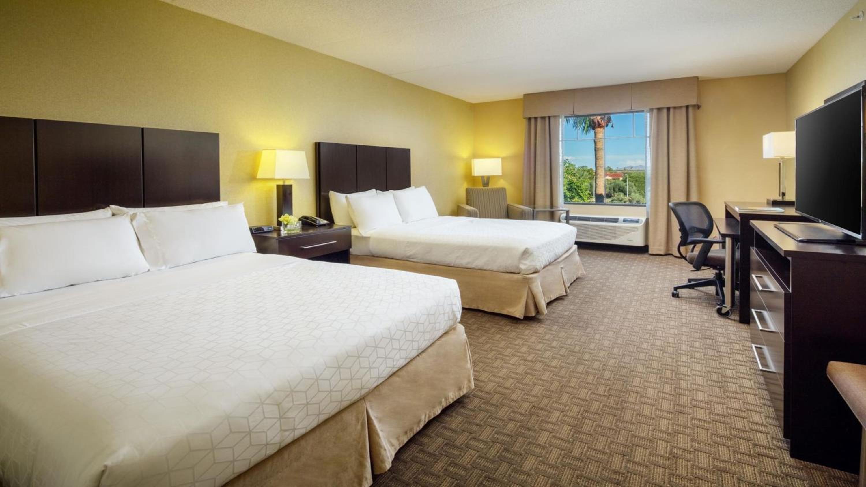 Standard Queen Room with Two Queen Beds - Photo 4