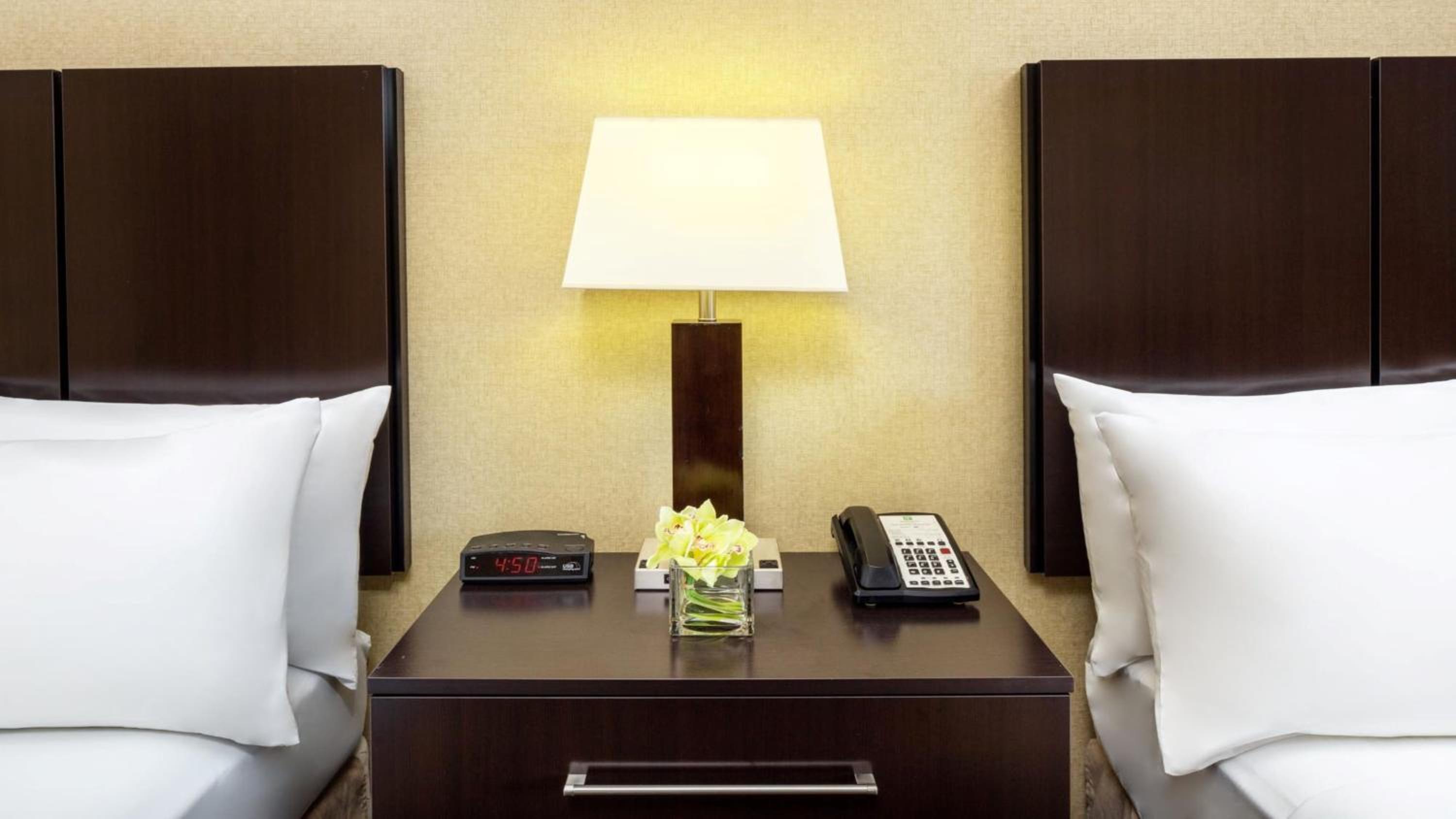 Standard Queen Room with Two Queen Beds - Photo 8