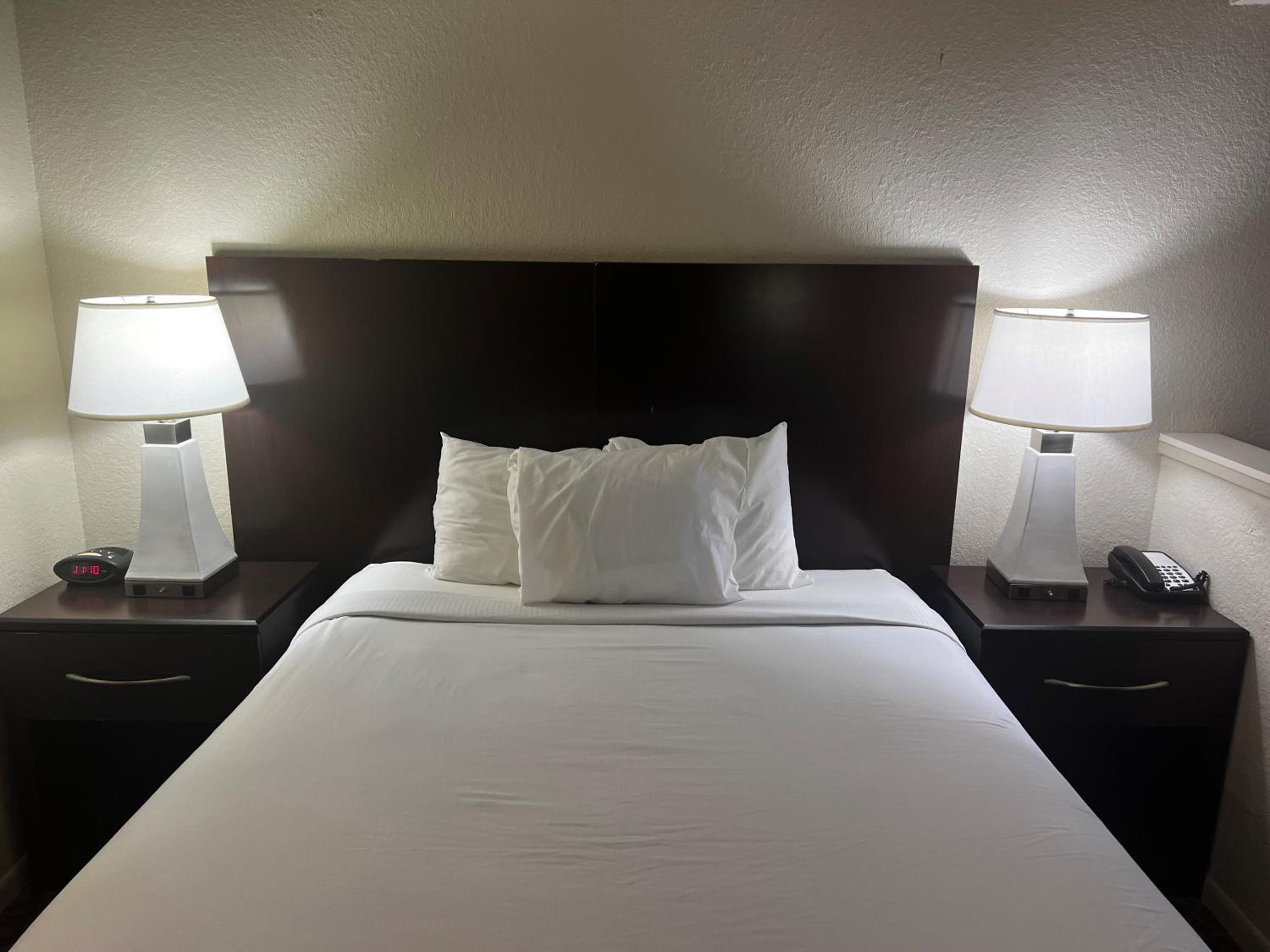 King Room - Non-Smoking - Photo 8