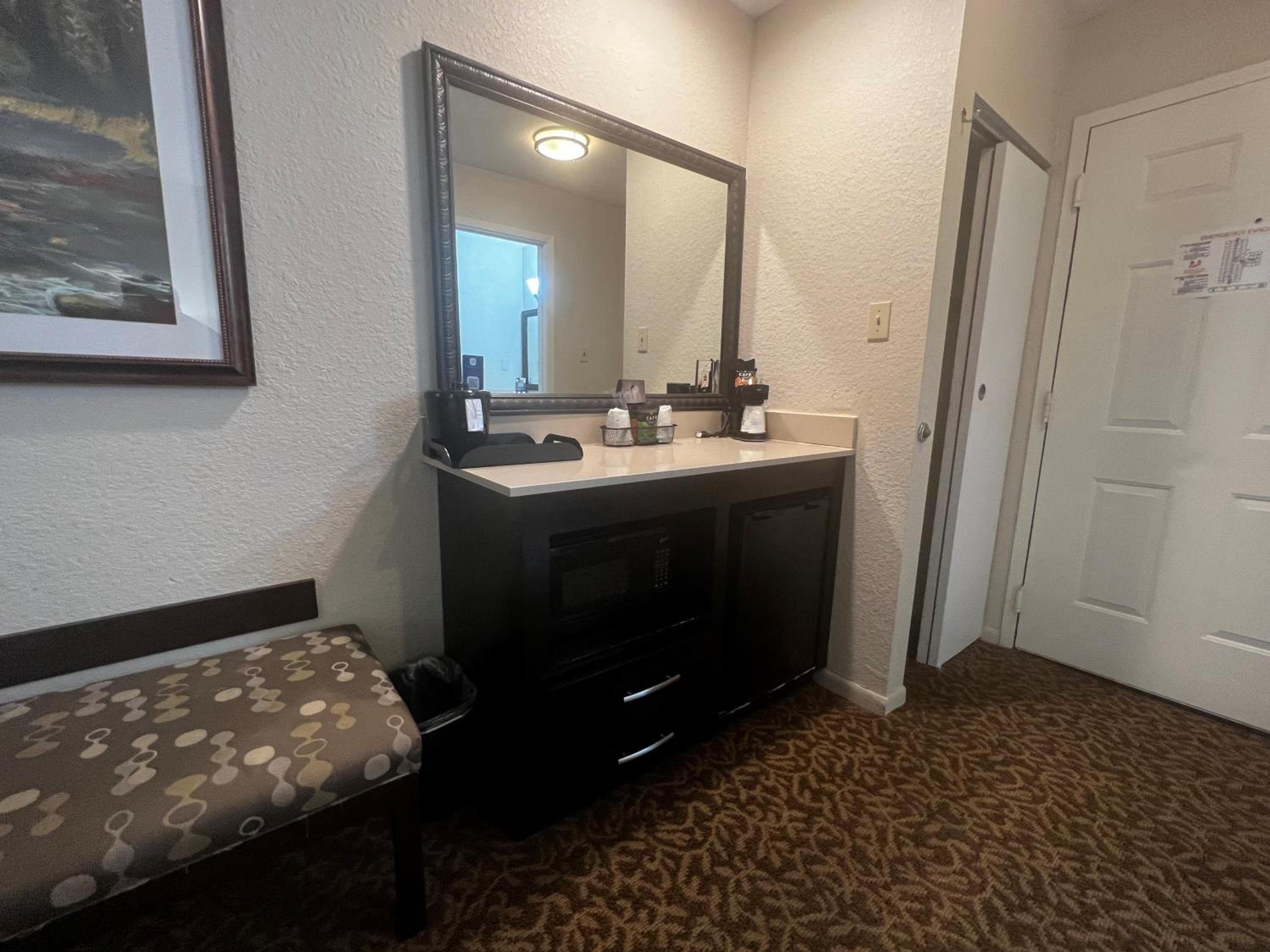 King Room - Non-Smoking - Photo 4