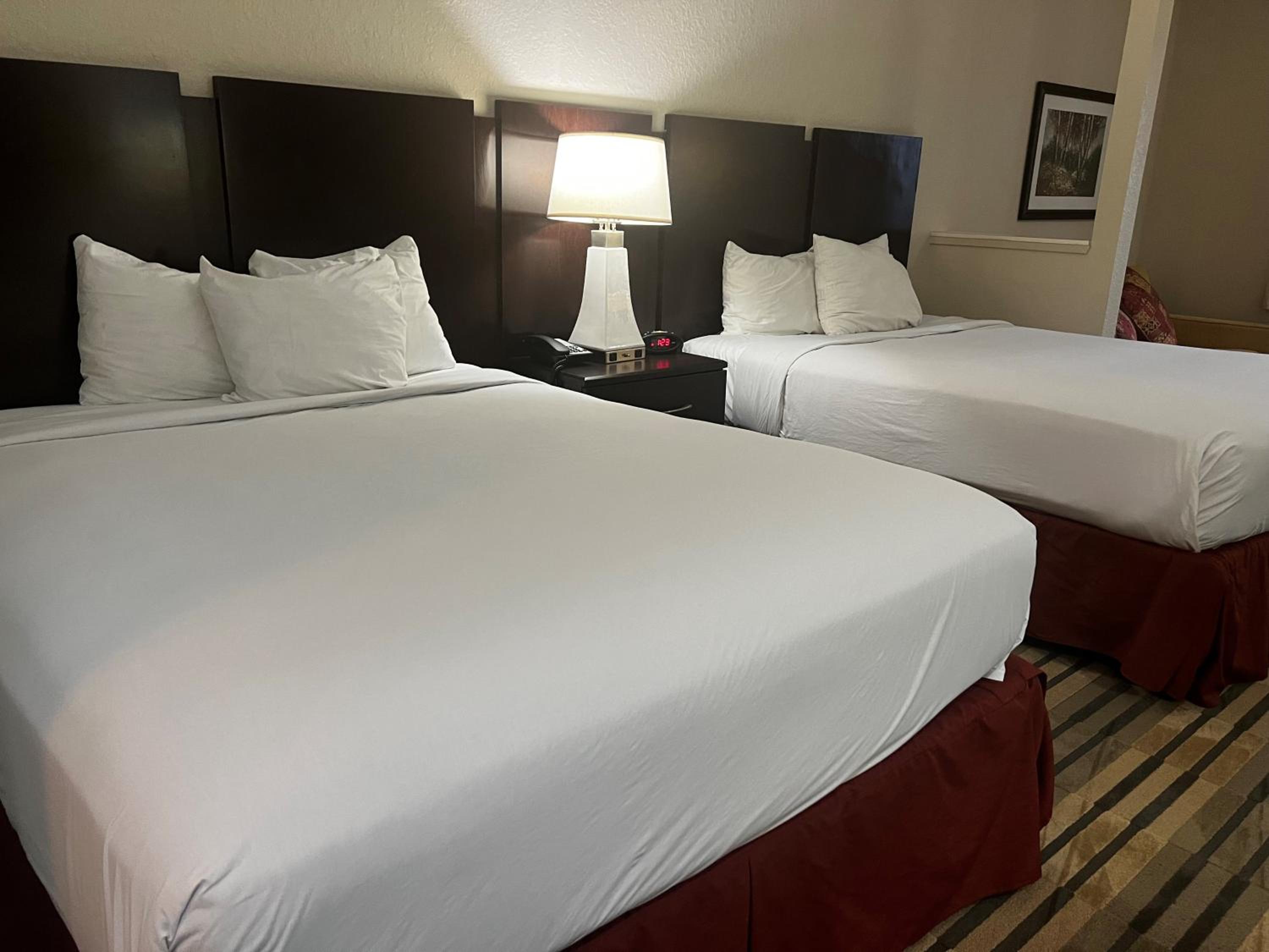 Queen Room with Two Queen Beds - Non-Smoking - Photo 10