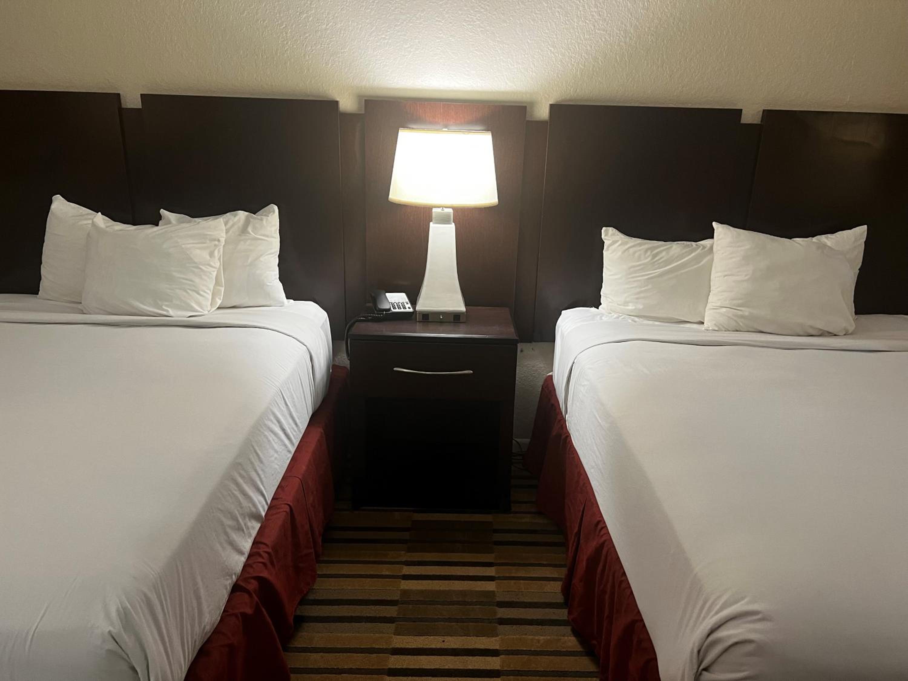 Queen Room with Two Queen Beds - Non-Smoking - Photo 3