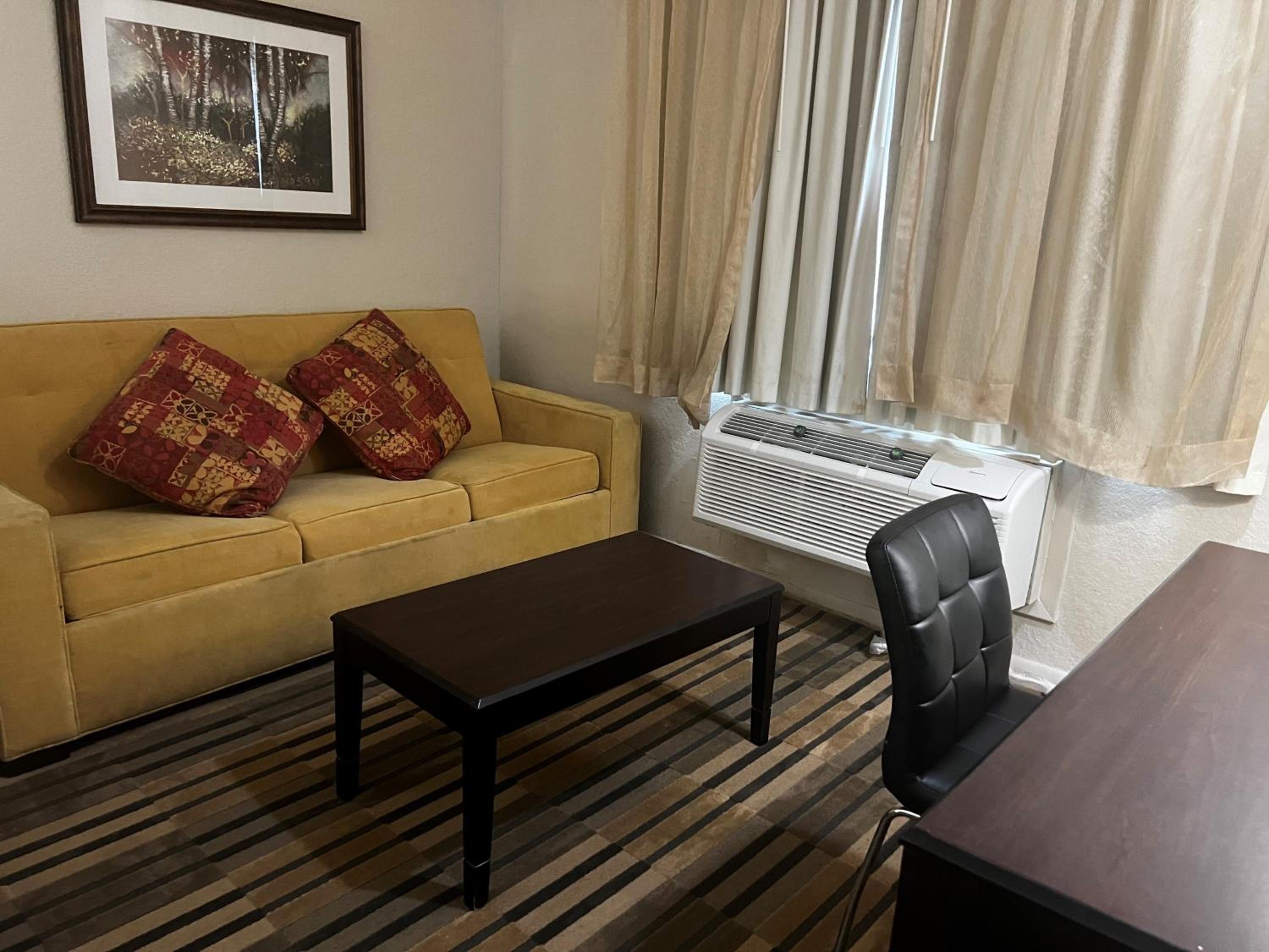 Queen Room with Two Queen Beds - Non-Smoking - Photo 7
