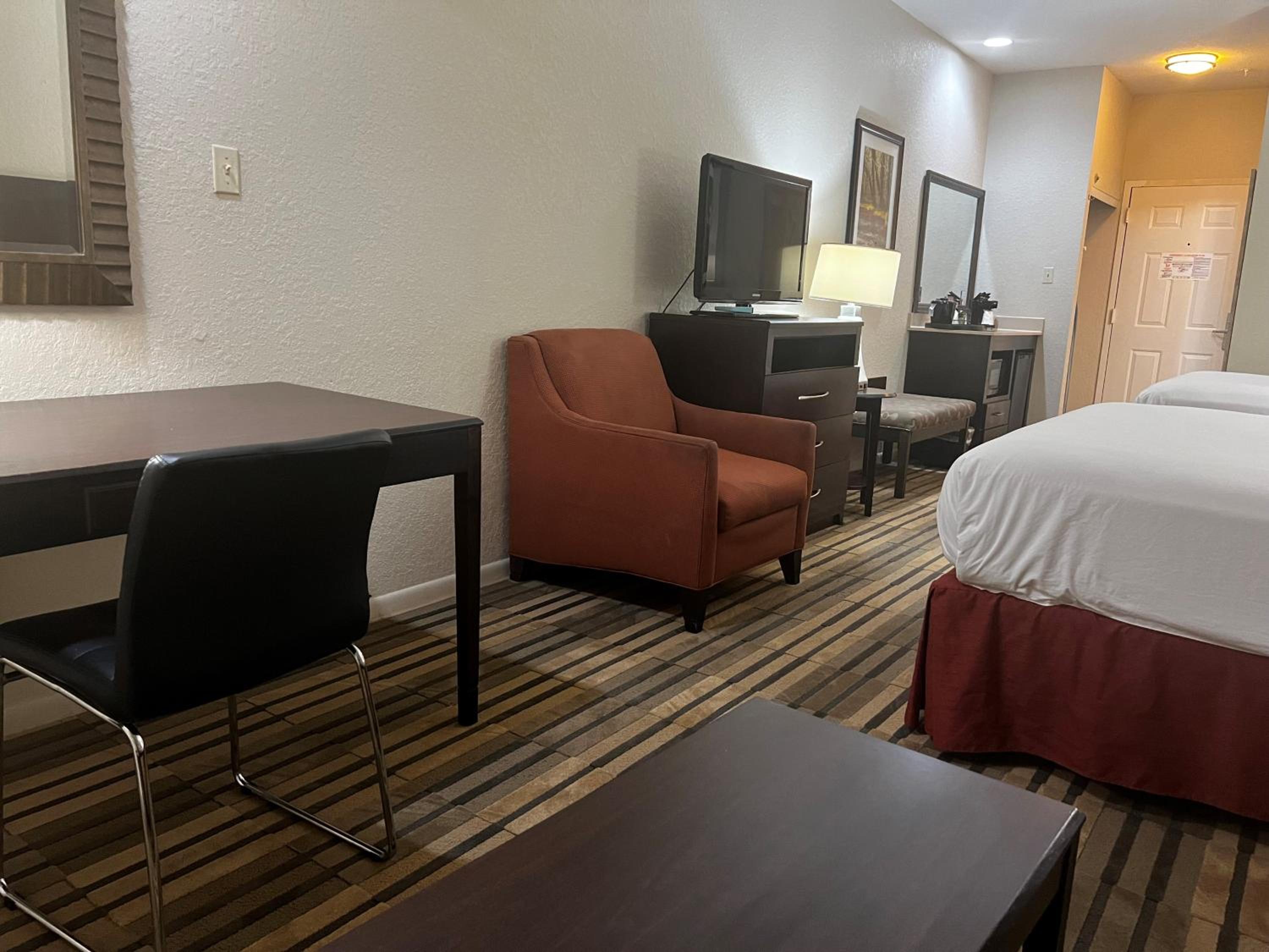 Queen Room with Two Queen Beds - Non-Smoking - Photo 6