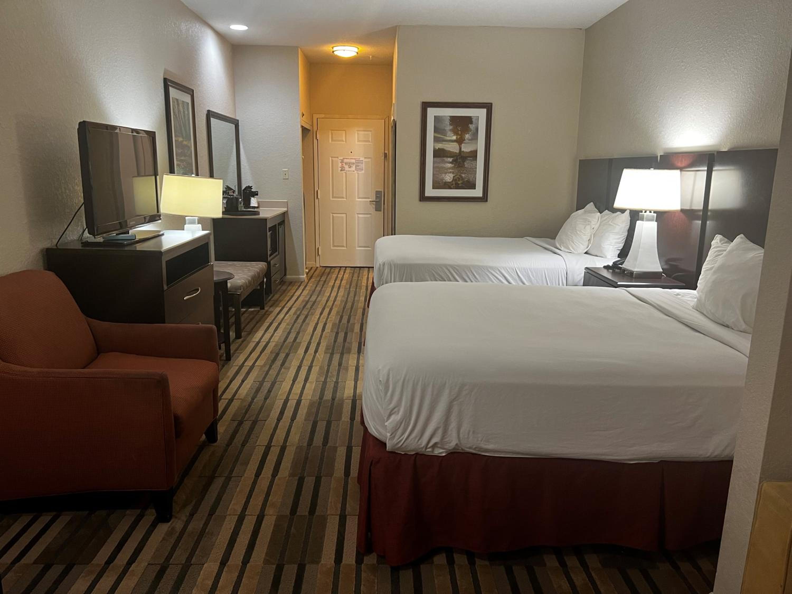 Queen Room with Two Queen Beds - Non-Smoking - Photo 5