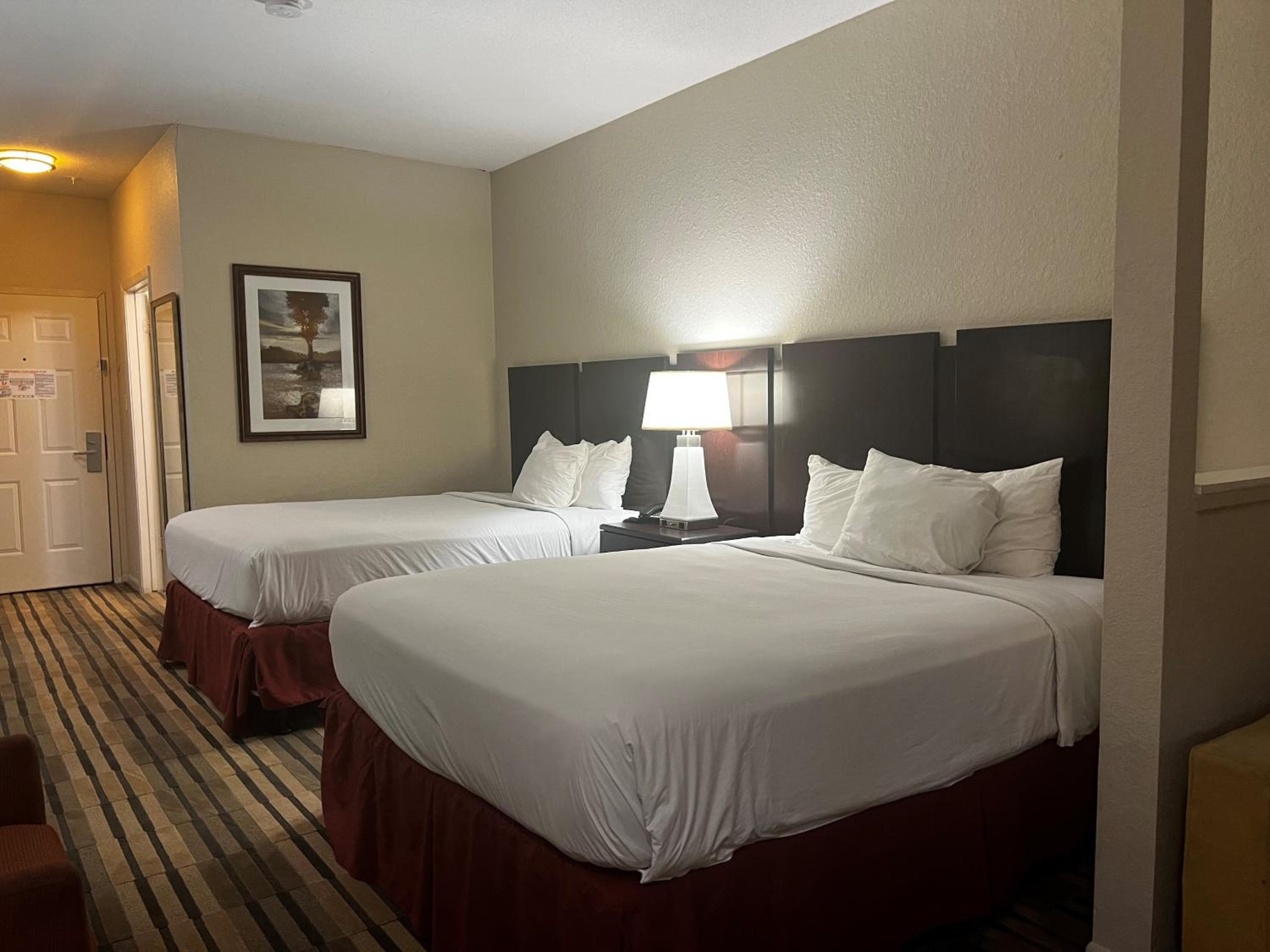 Queen Room with Two Queen Beds - Non-Smoking - Photo 4