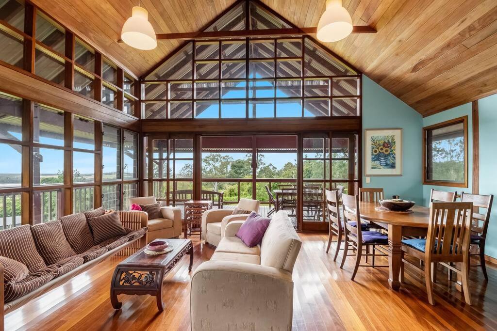 Six-Bedroom House photo 1