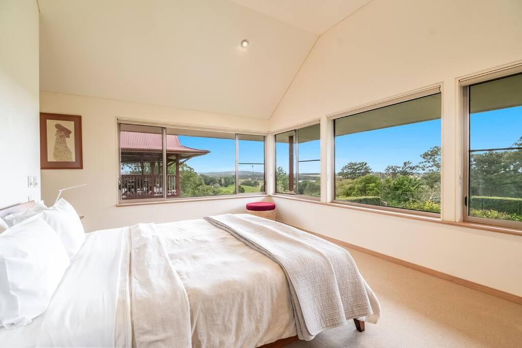 Six-Bedroom House photo 2